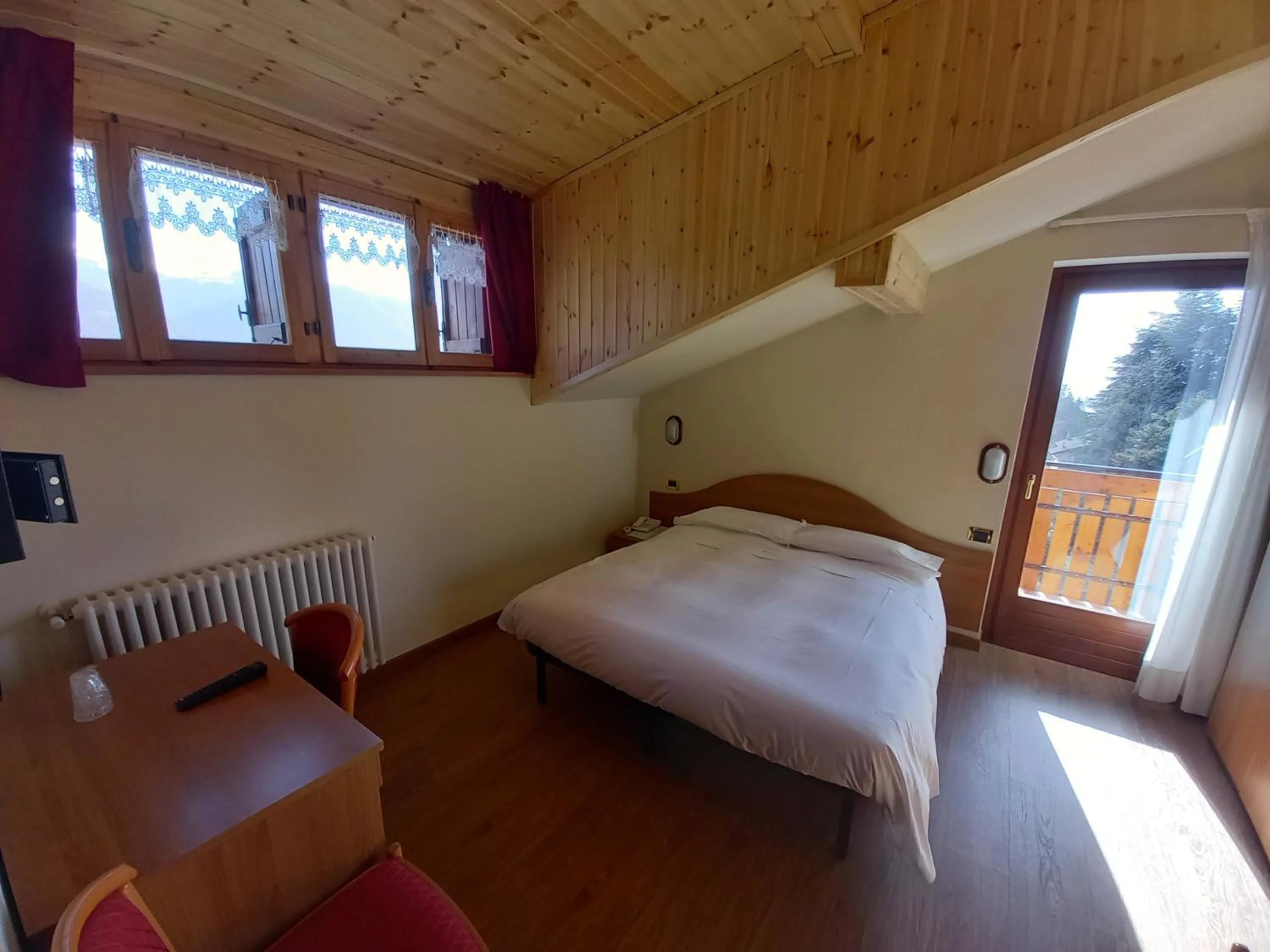 Bedroom, Bed in Hotel Prealpi