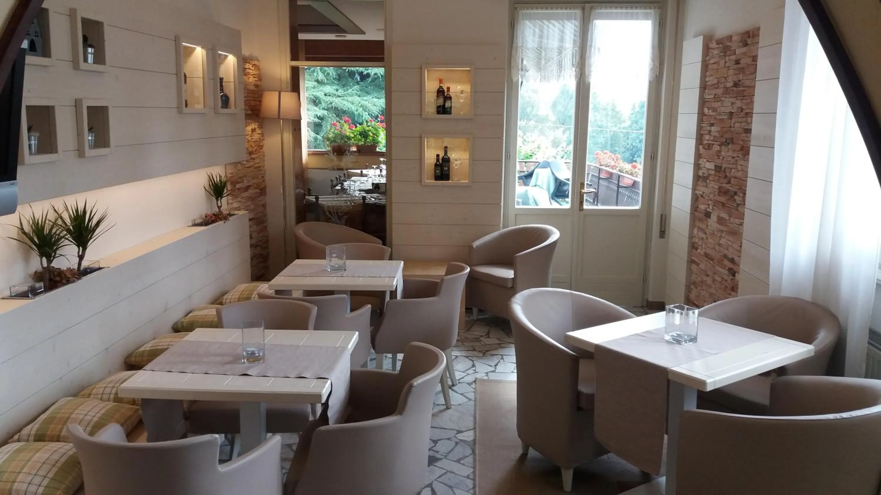 Communal lounge/ TV room in Hotel Prealpi