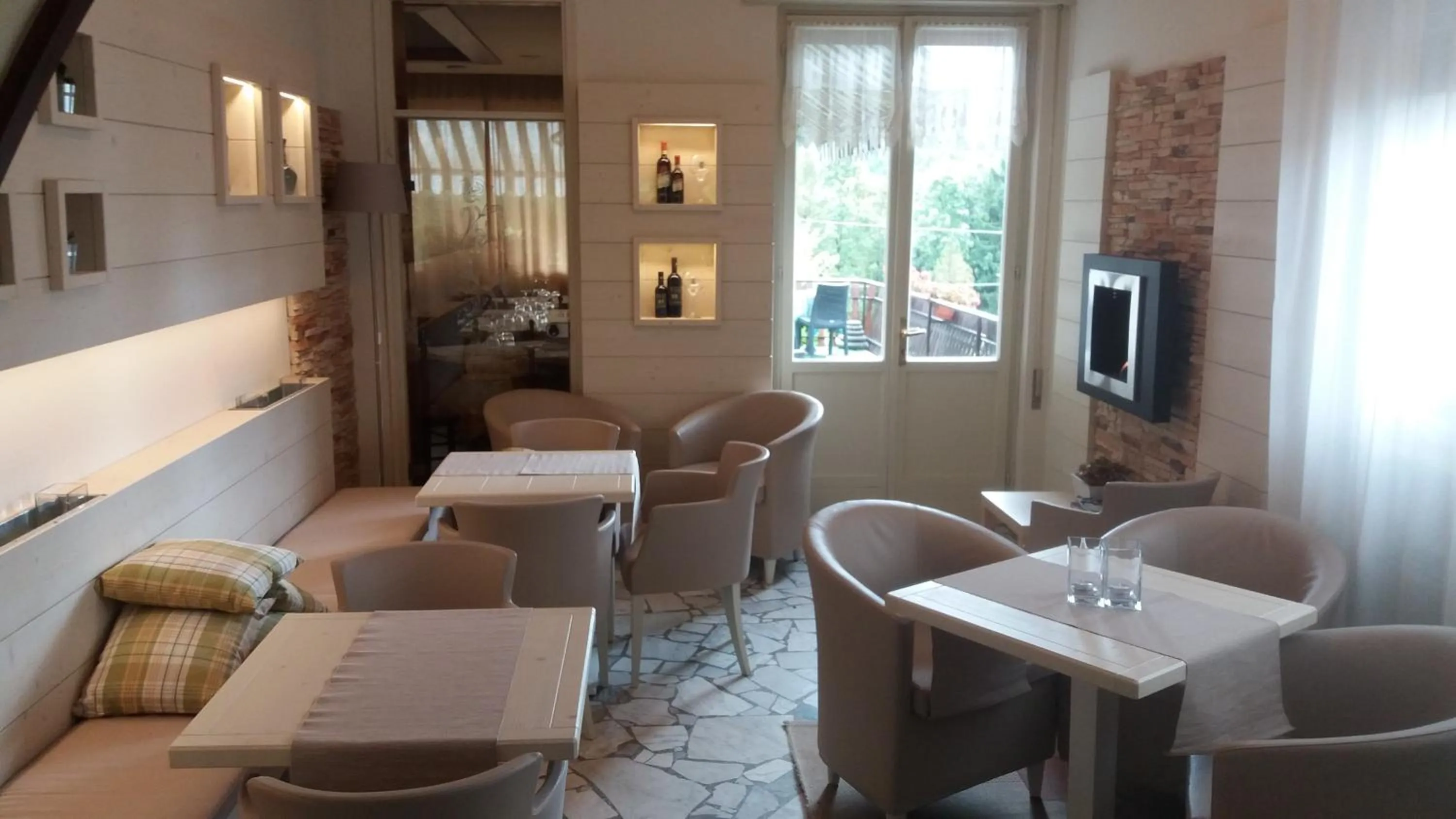 Communal lounge/ TV room in Hotel Prealpi