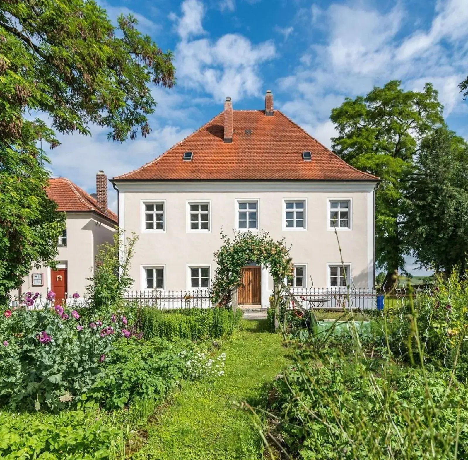 Historischer Pfarrhof Niederleierndorf Historischer Pfarrhof Niederleierndorf