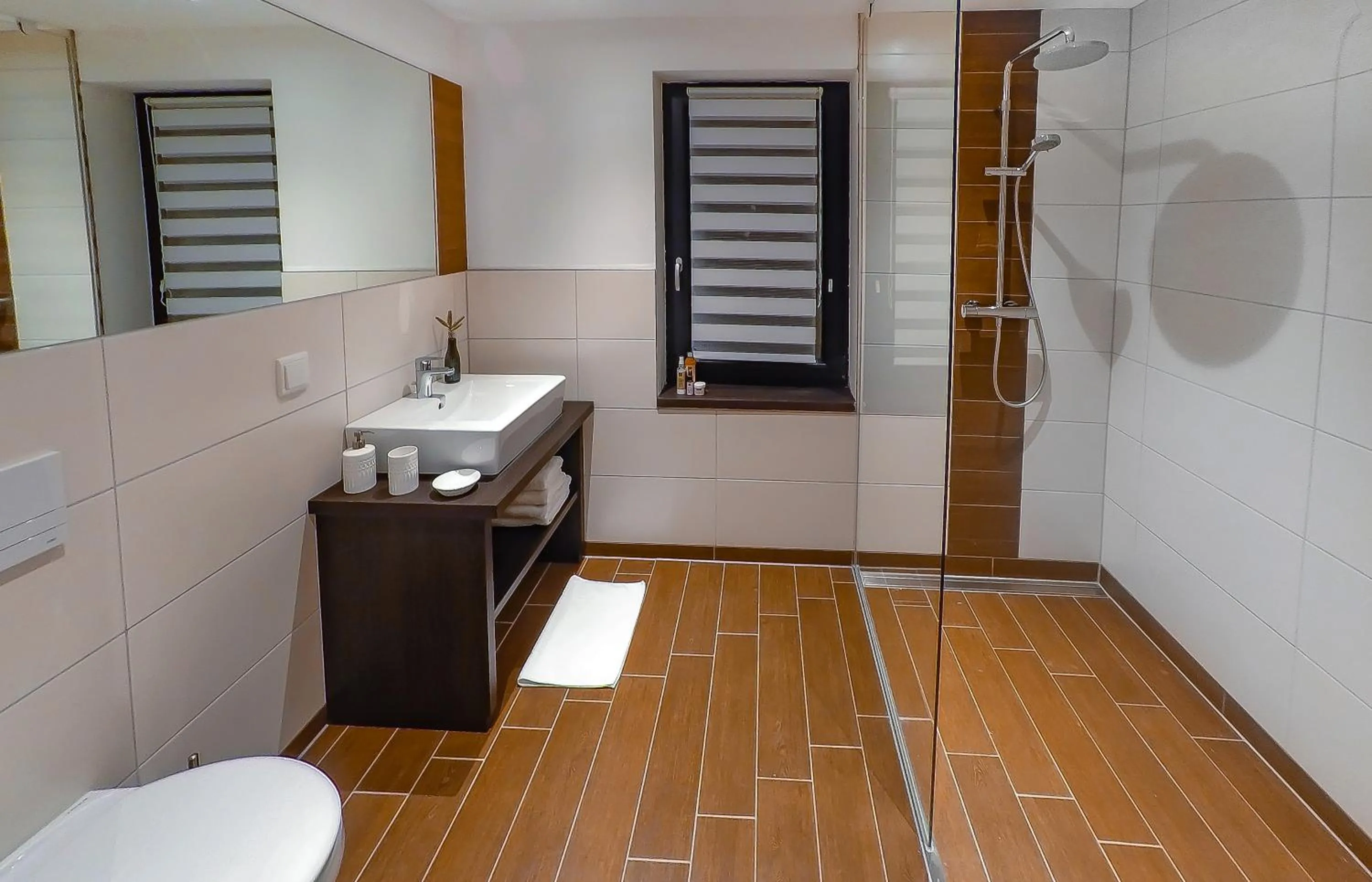 Shower in DAS TANN rooms & wine