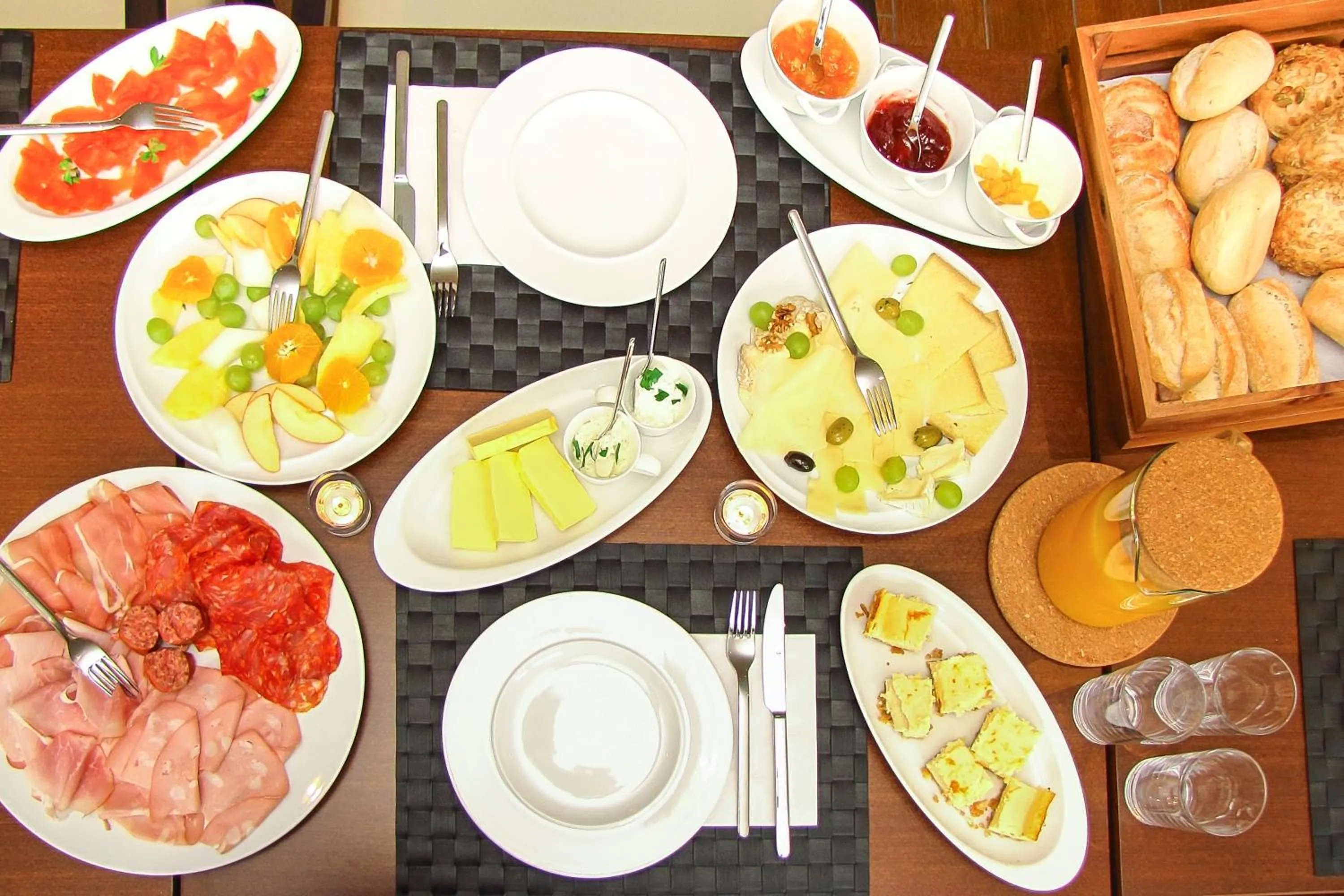 Breakfast in DAS TANN rooms & wine