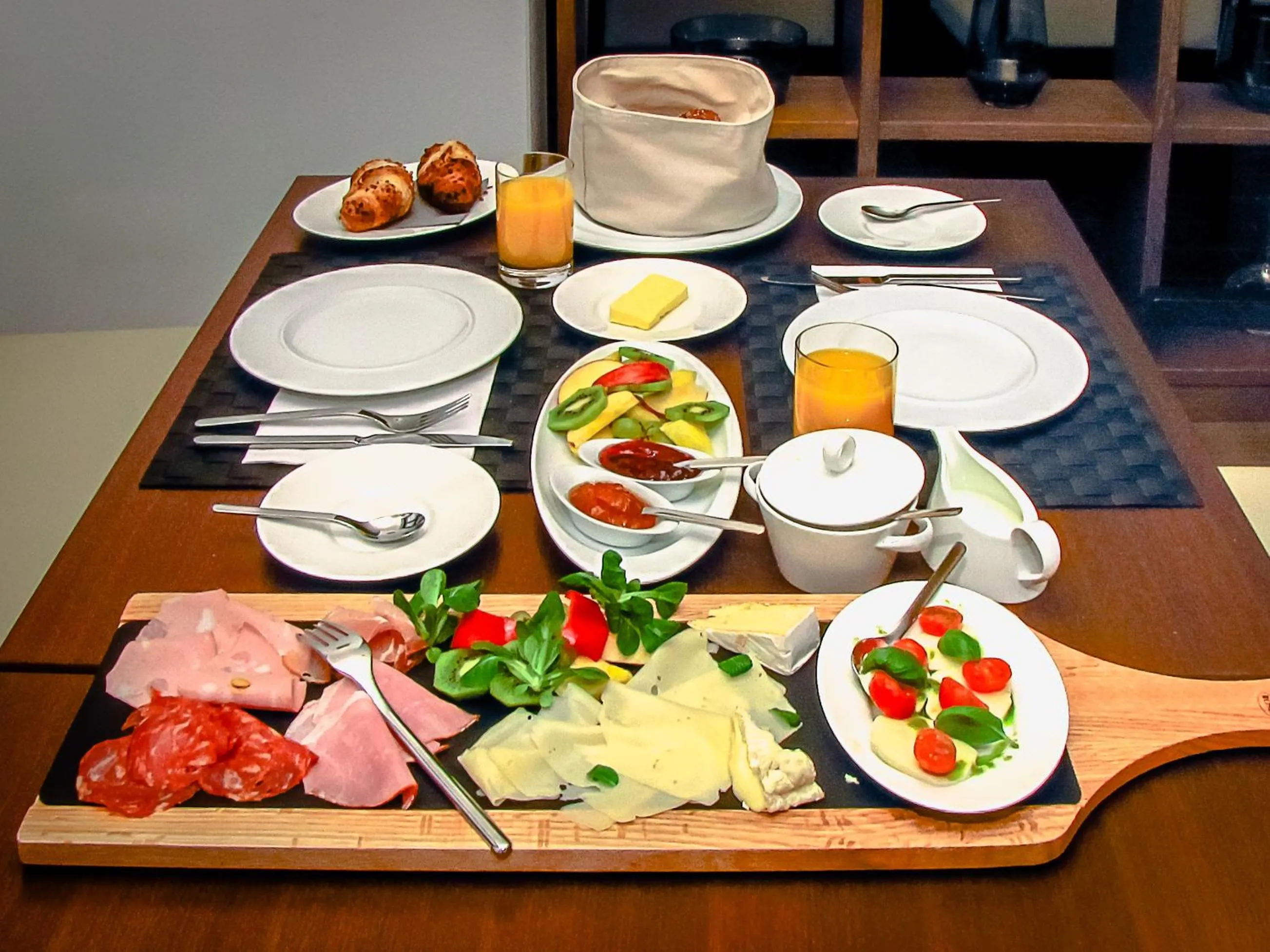Breakfast in DAS TANN rooms & wine