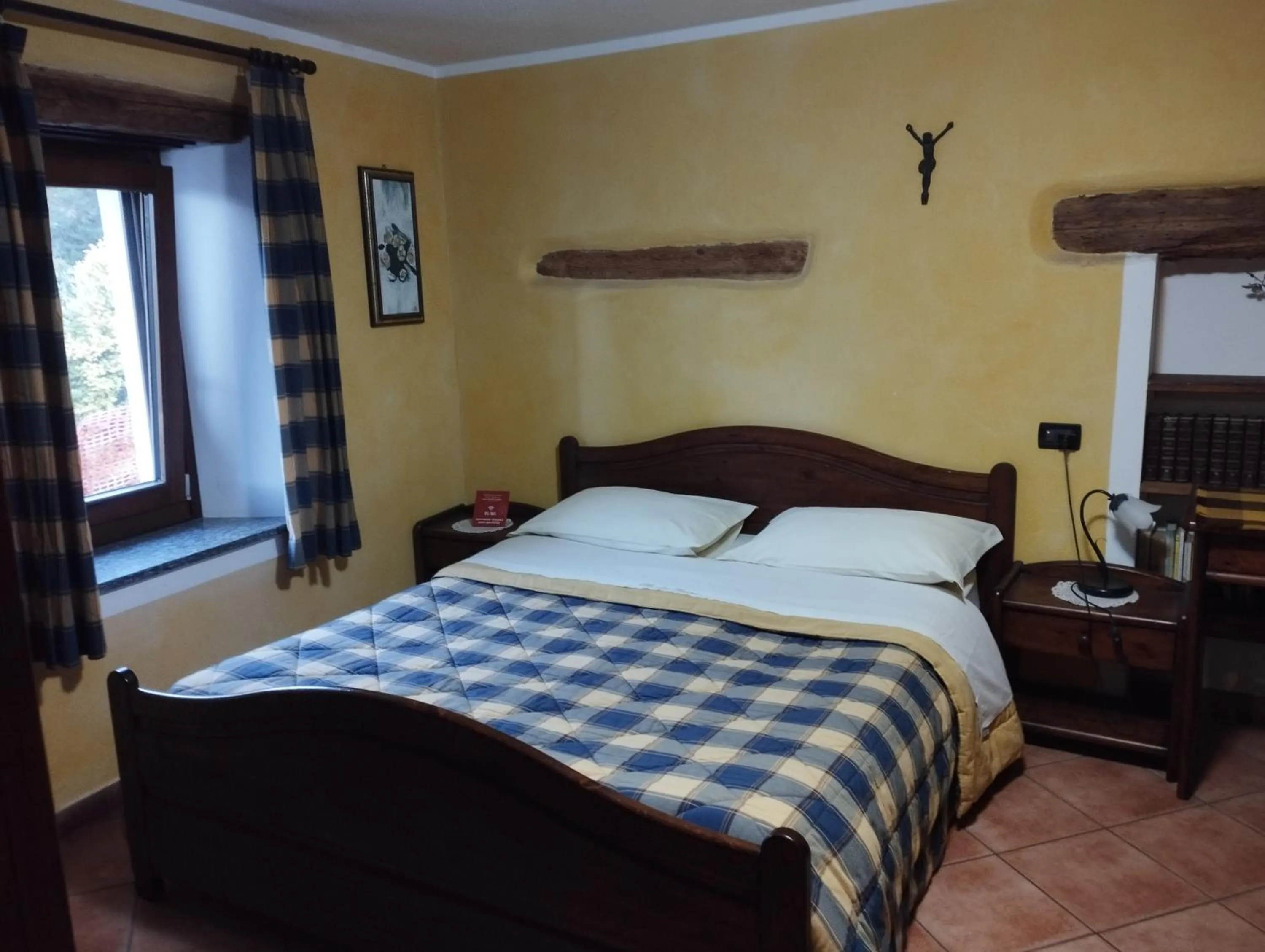 Bedroom, Bed in Chambres D'Hotes Les Fleurs