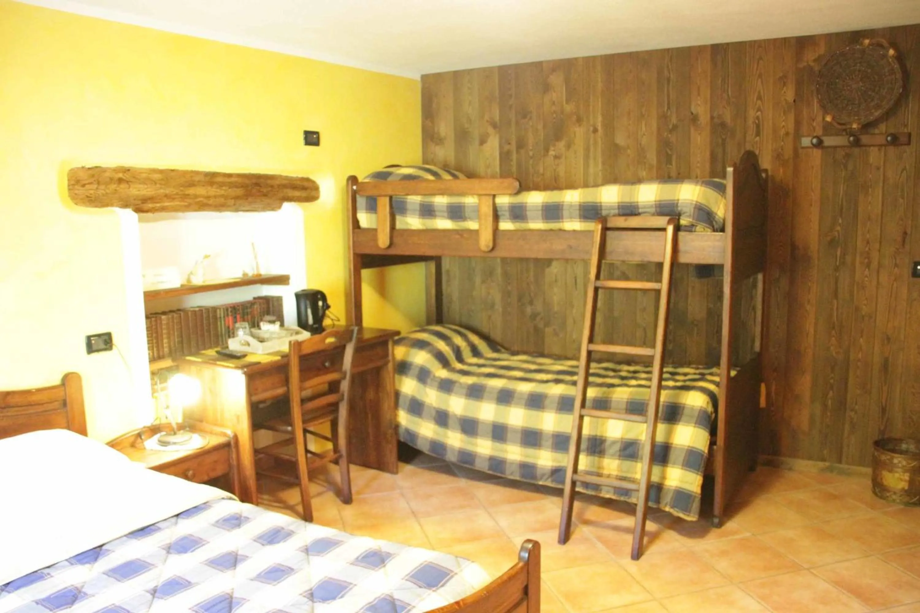 bunk bed, Bed in Chambres D'Hotes Les Fleurs