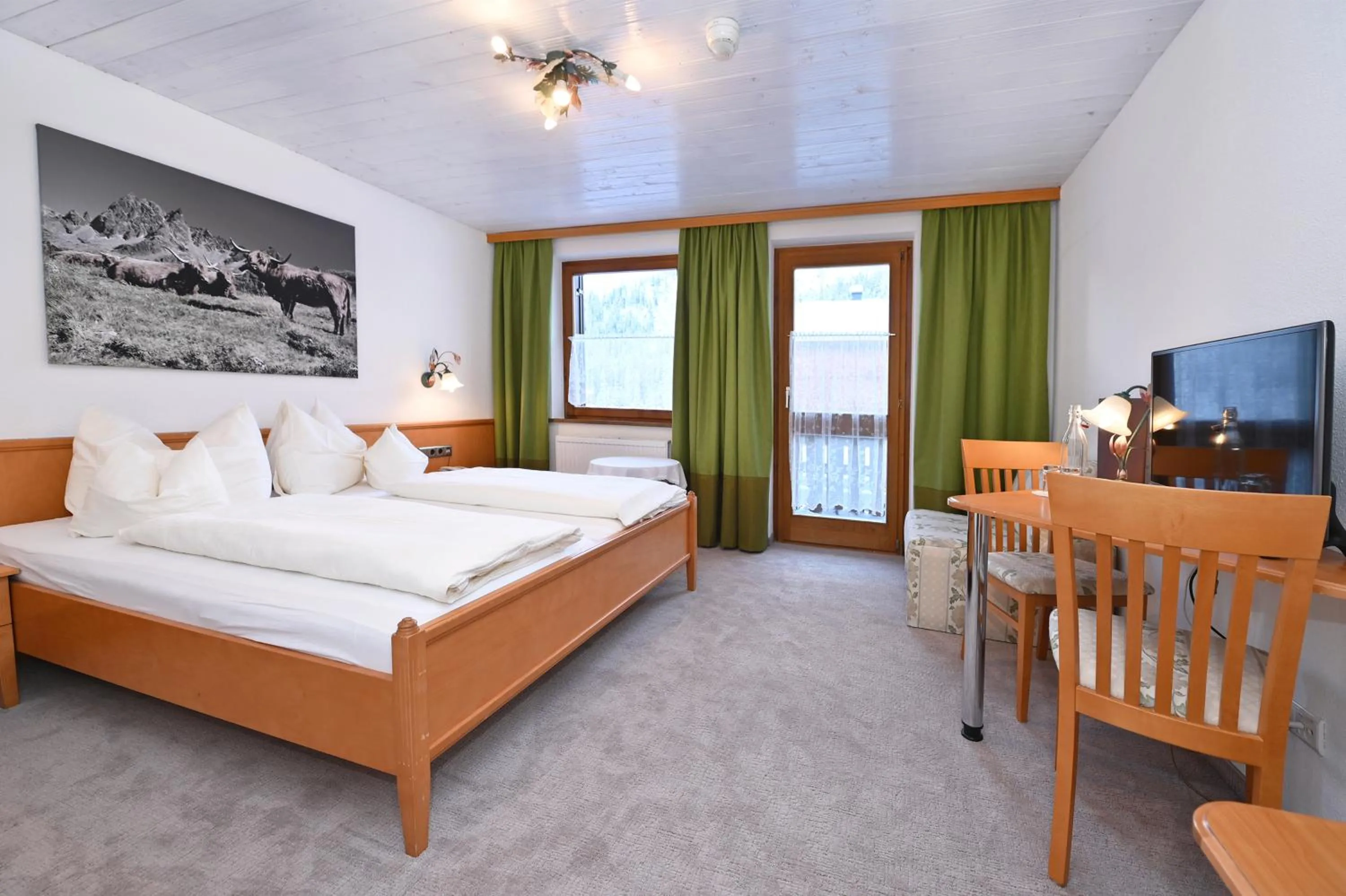 Bed in Gasthaus & Pension Alphorn