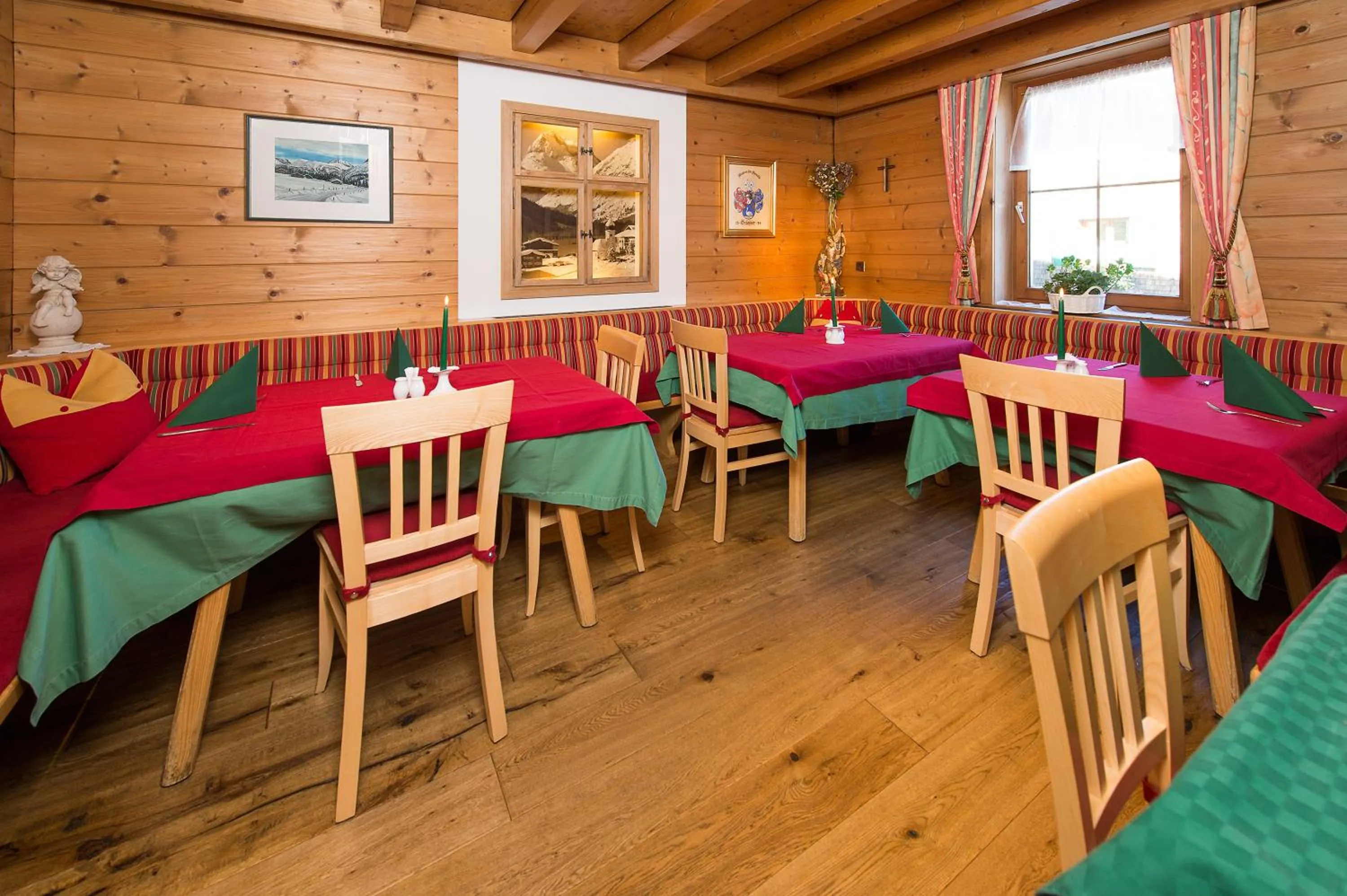 Restaurant/places to eat in Gasthaus & Pension Alphorn