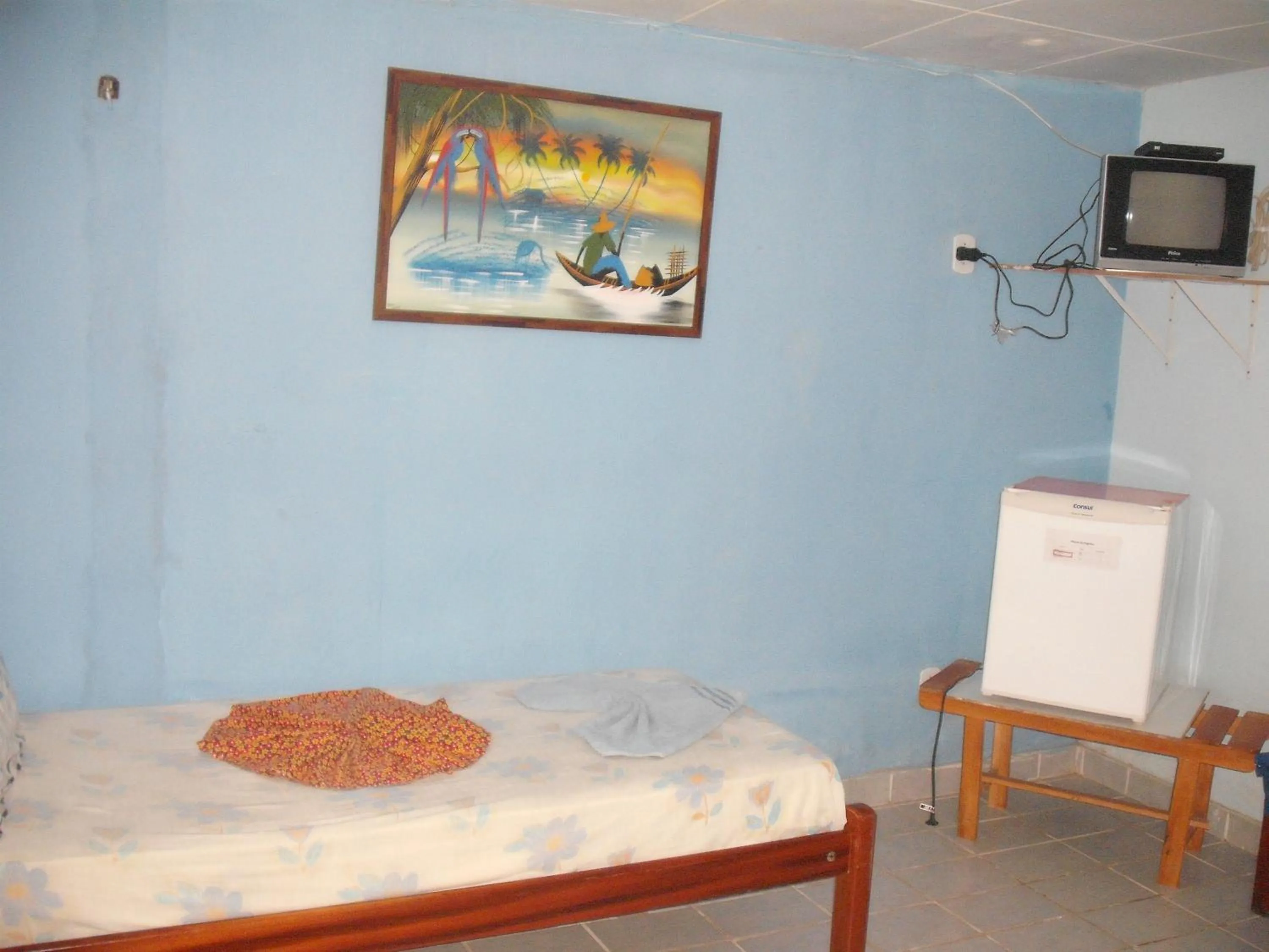 Photo of the whole room, Bed in Pousada Chalé Suiço
