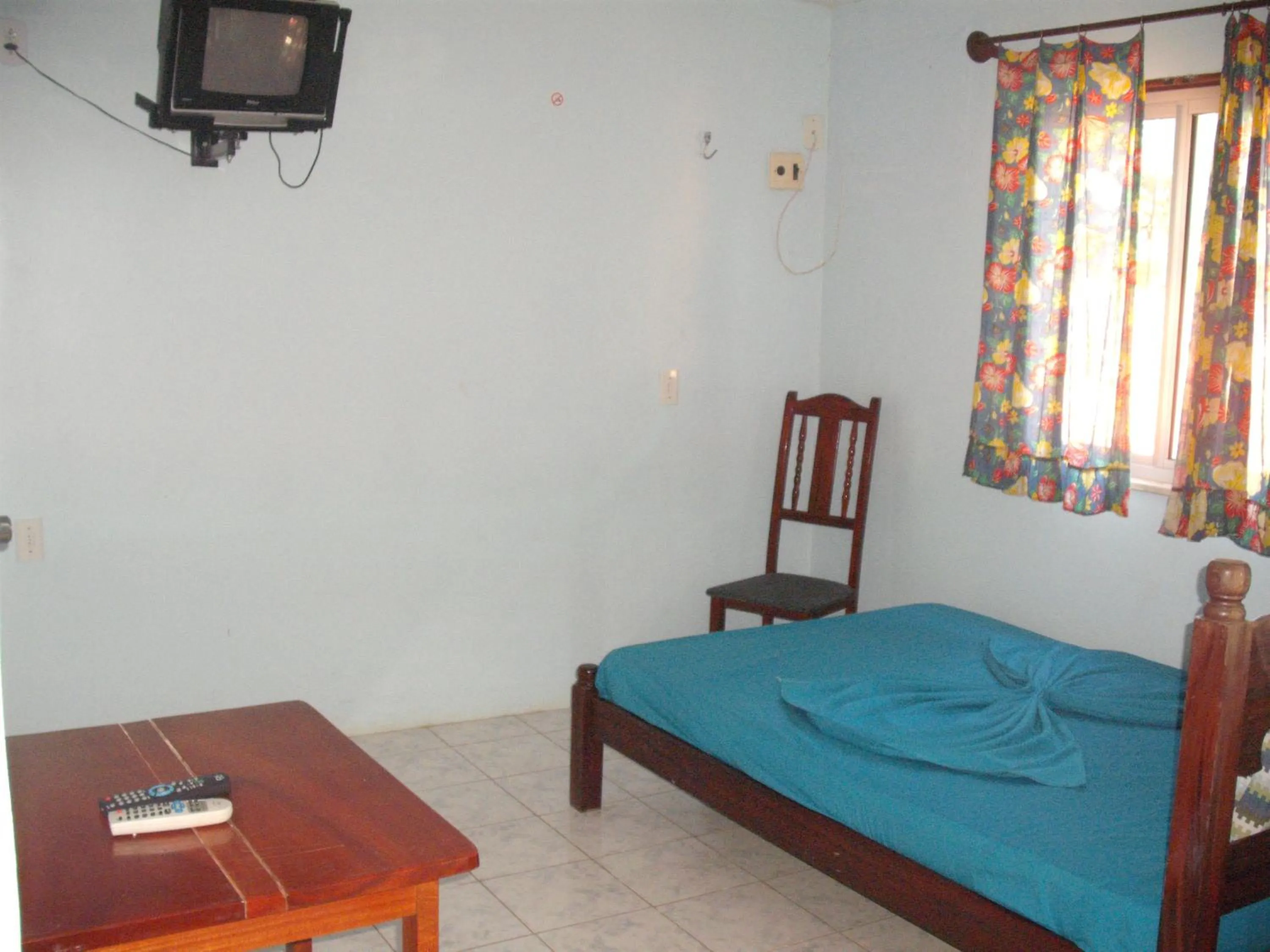 Photo of the whole room, Bed in Pousada Chalé Suiço