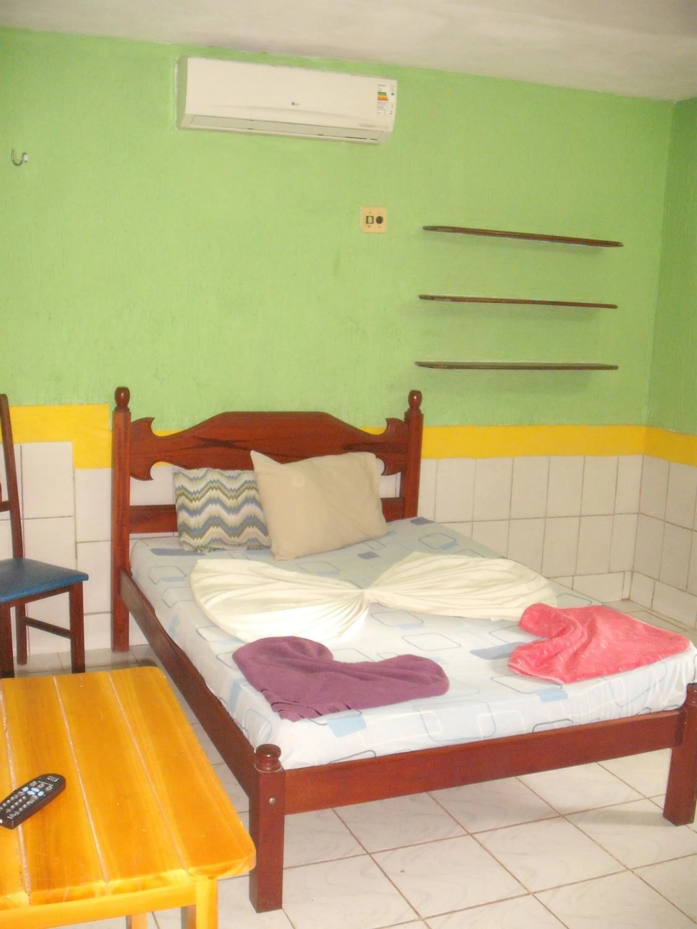 Photo of the whole room, Bed in Pousada Chalé Suiço