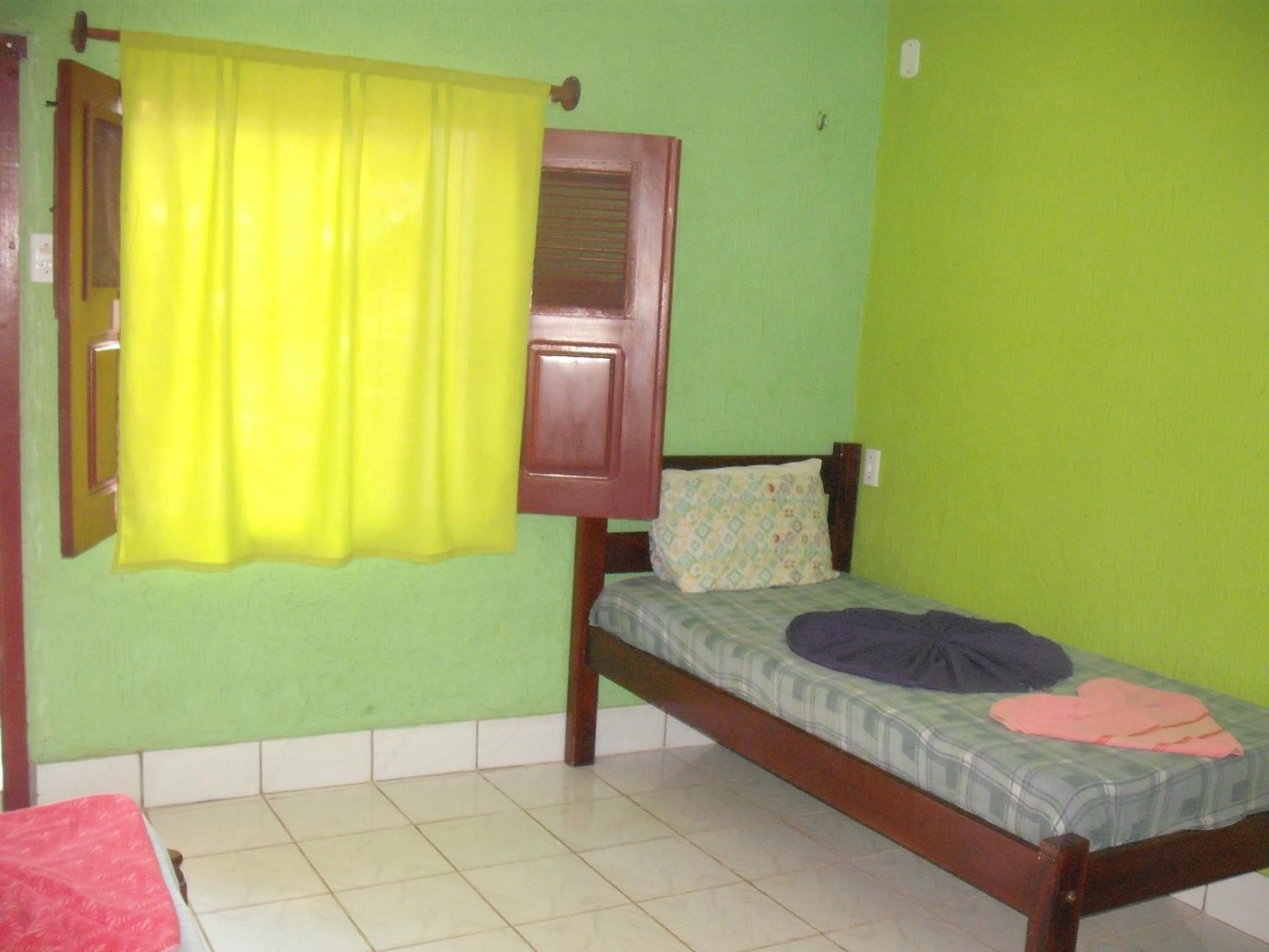 Photo of the whole room, Bed in Pousada Chalé Suiço