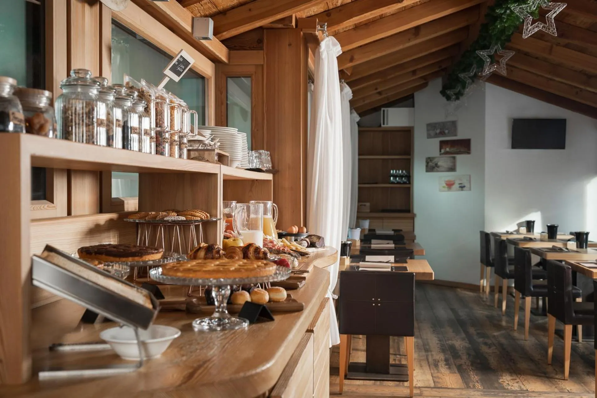 Buffet breakfast in Alpen Hotel Chalet