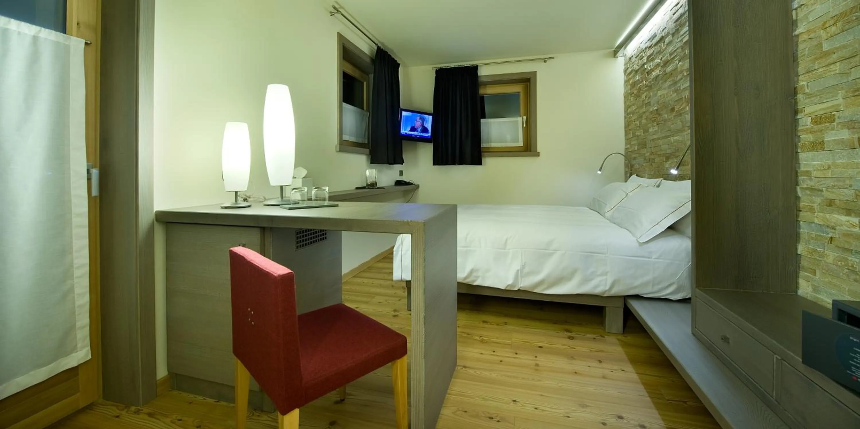 Bedroom, Bed in Alpen Hotel Chalet