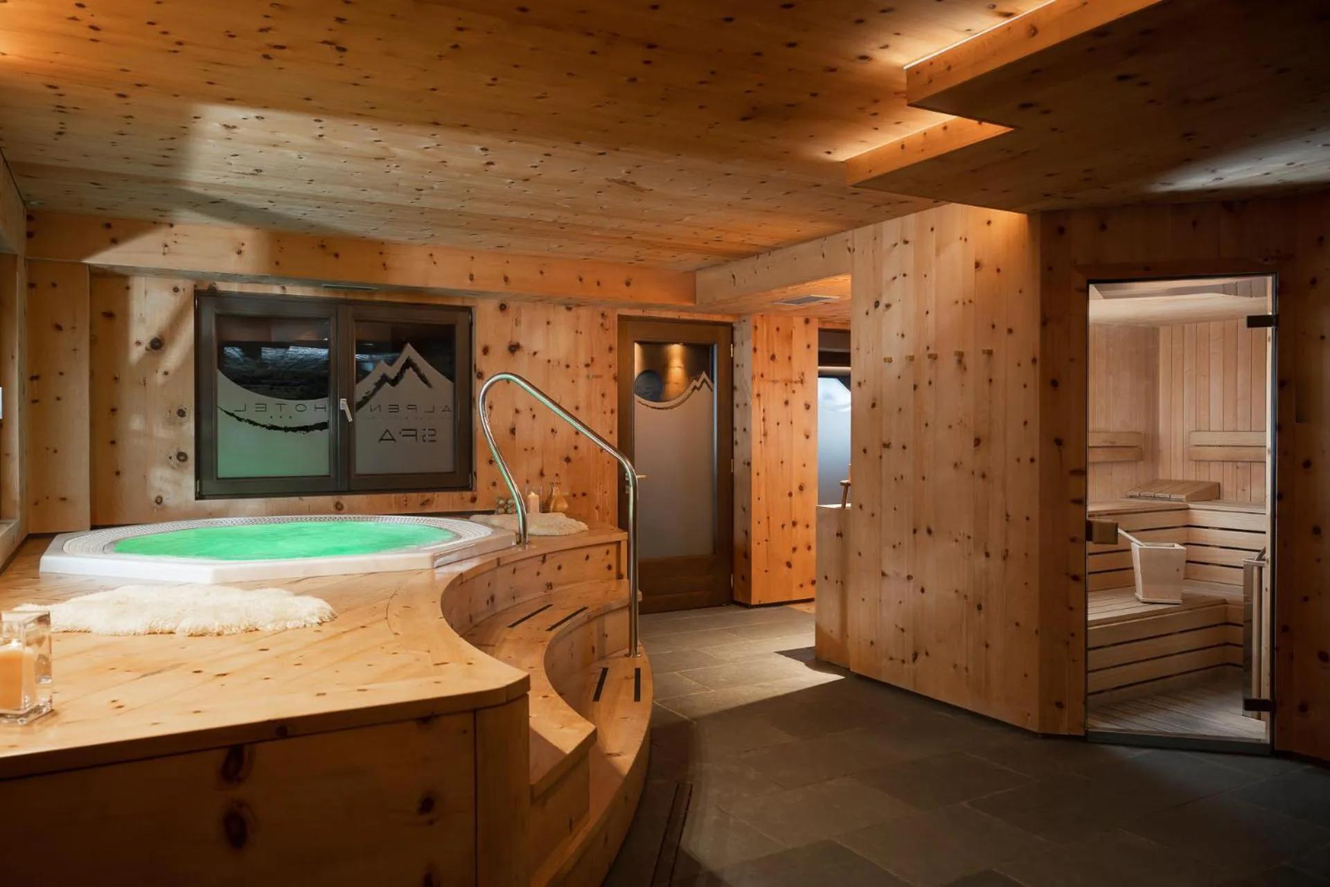Hot Tub in Alpen Hotel Chalet