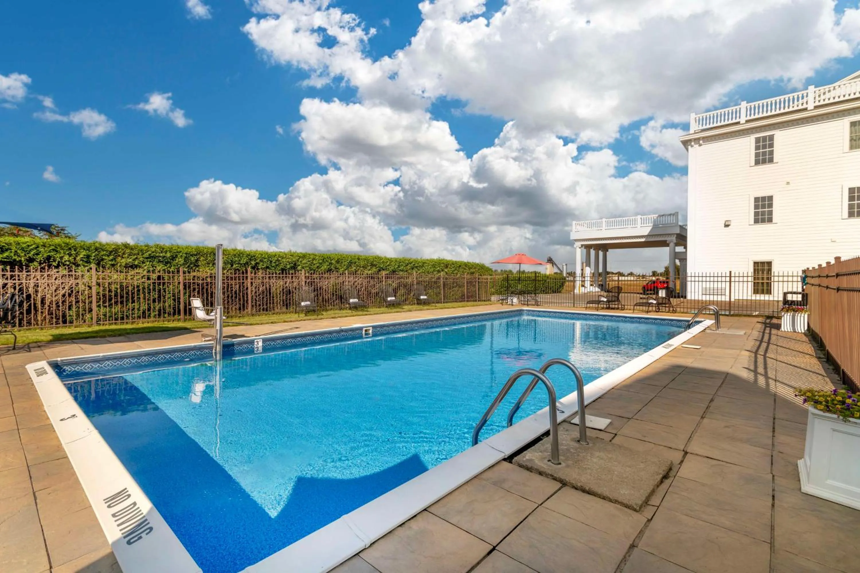 Pool view in Best Western White House Inn