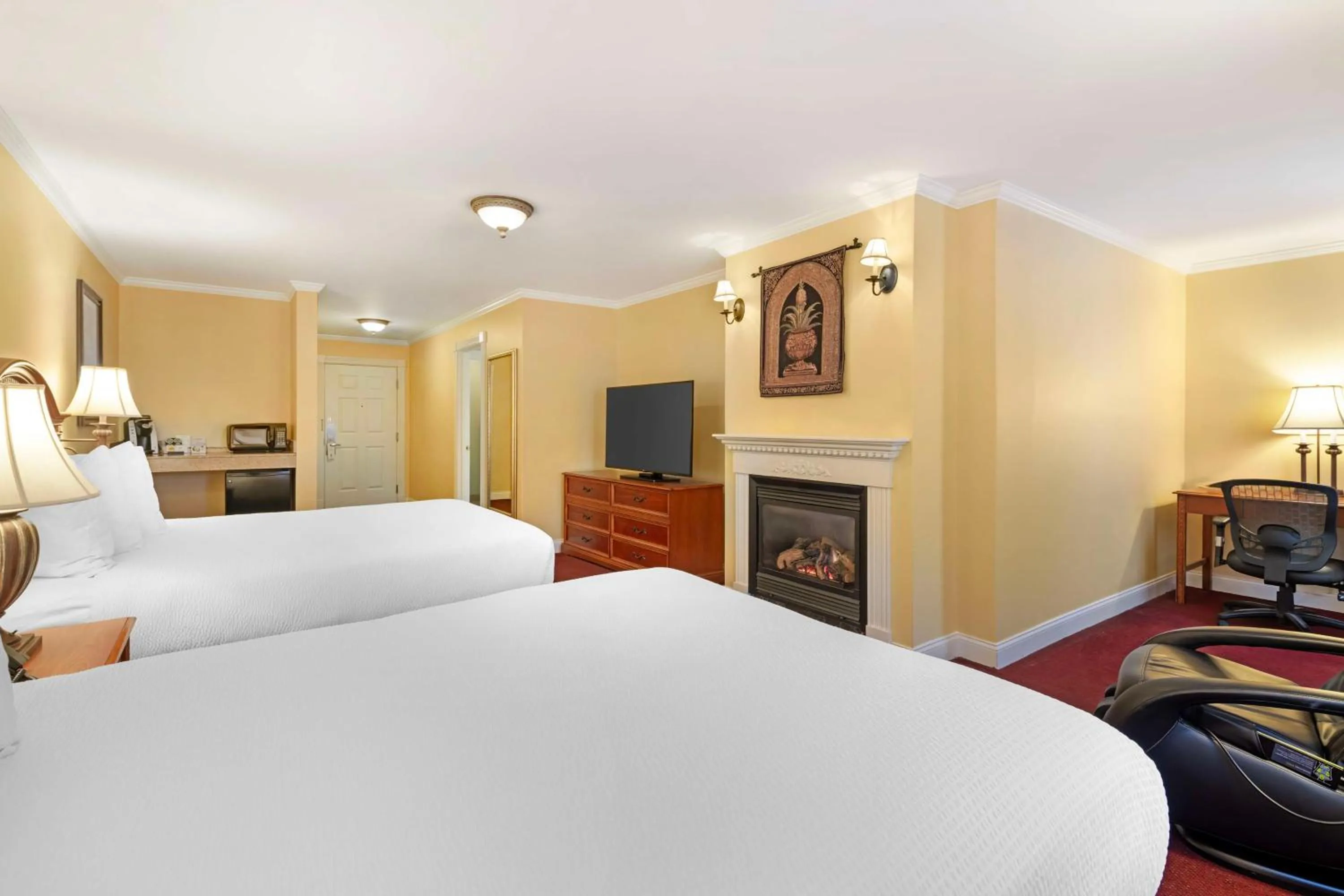 Queen Suite with Two Queen Beds, Bath Tub and Fireplace - Disability/Non-Smoking in Best Western White House Inn