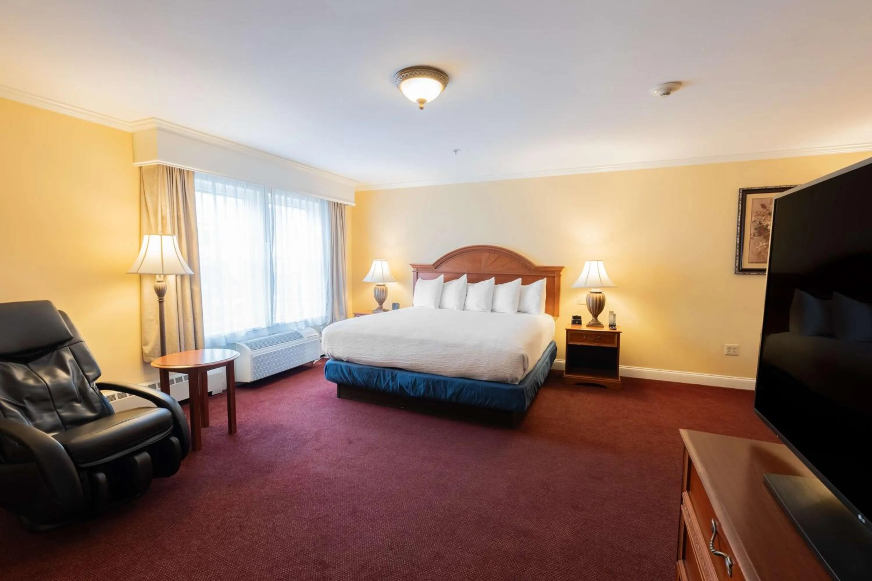 Executive King Suite with Fireplace - Non-Smoking in Best Western White House Inn