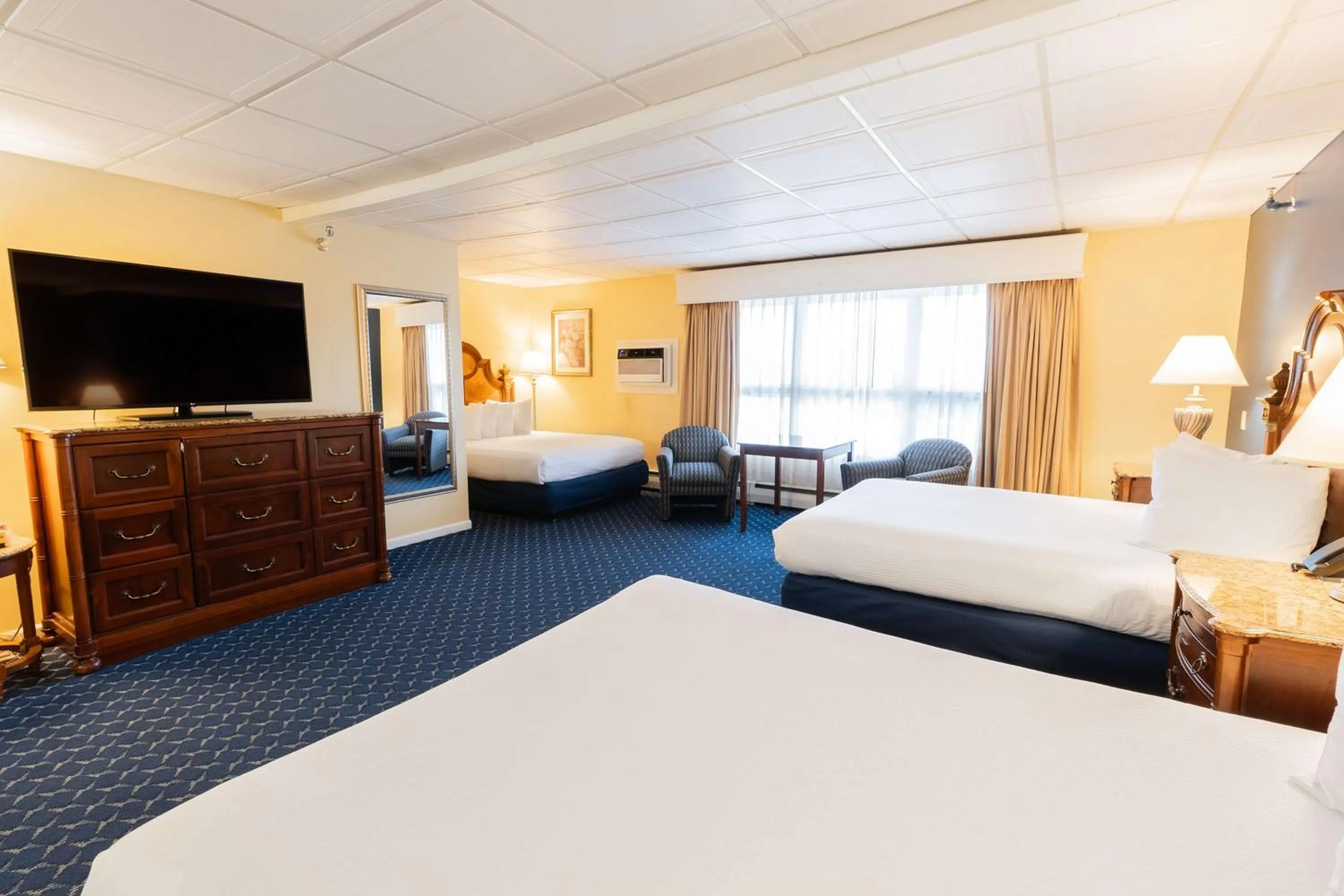 Family Queen Suite with Three Queen Beds - Pet Friendly/Non-Smoking in Best Western White House Inn