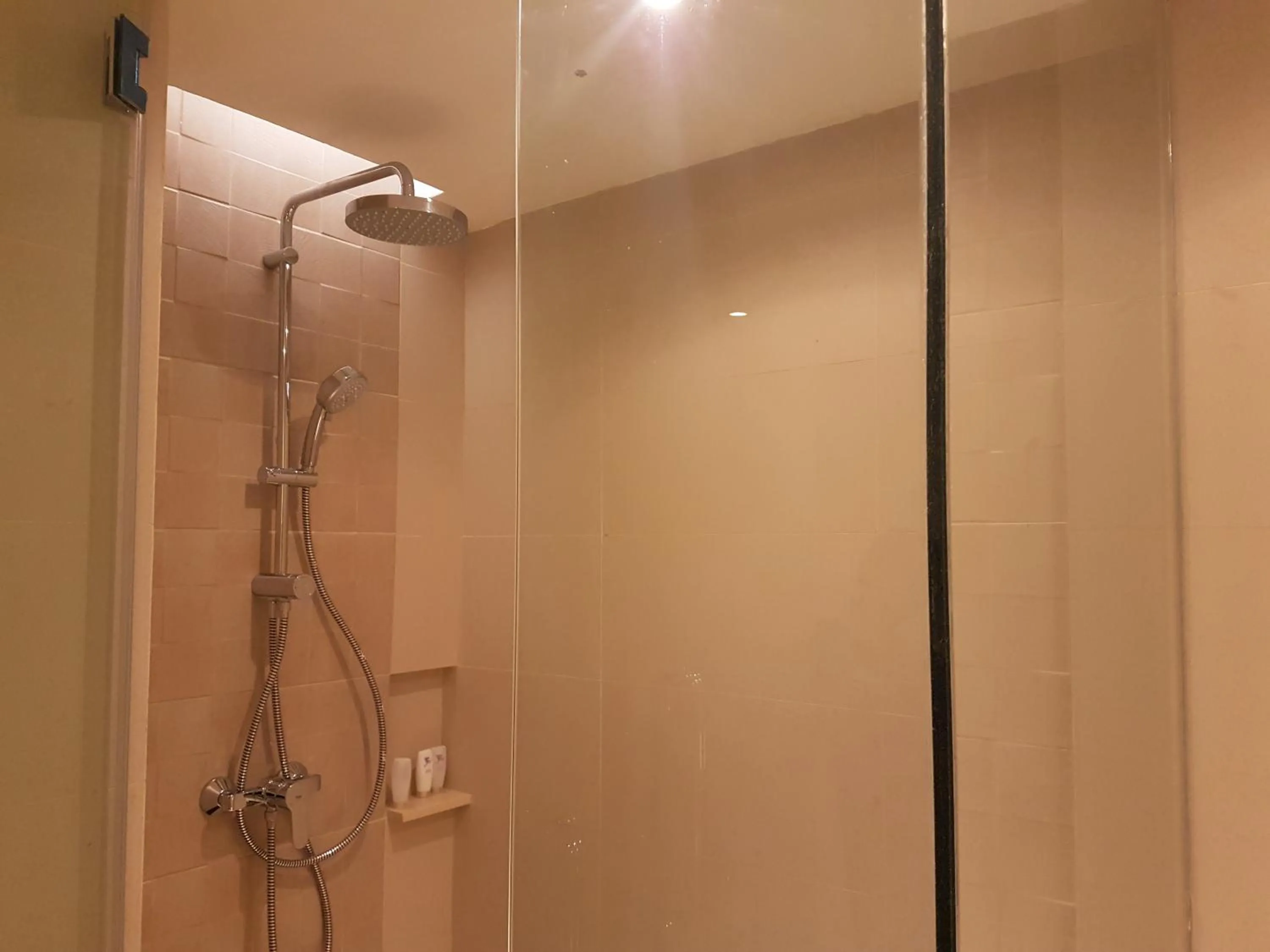 Shower in Ferra Hotel and Garden Suites