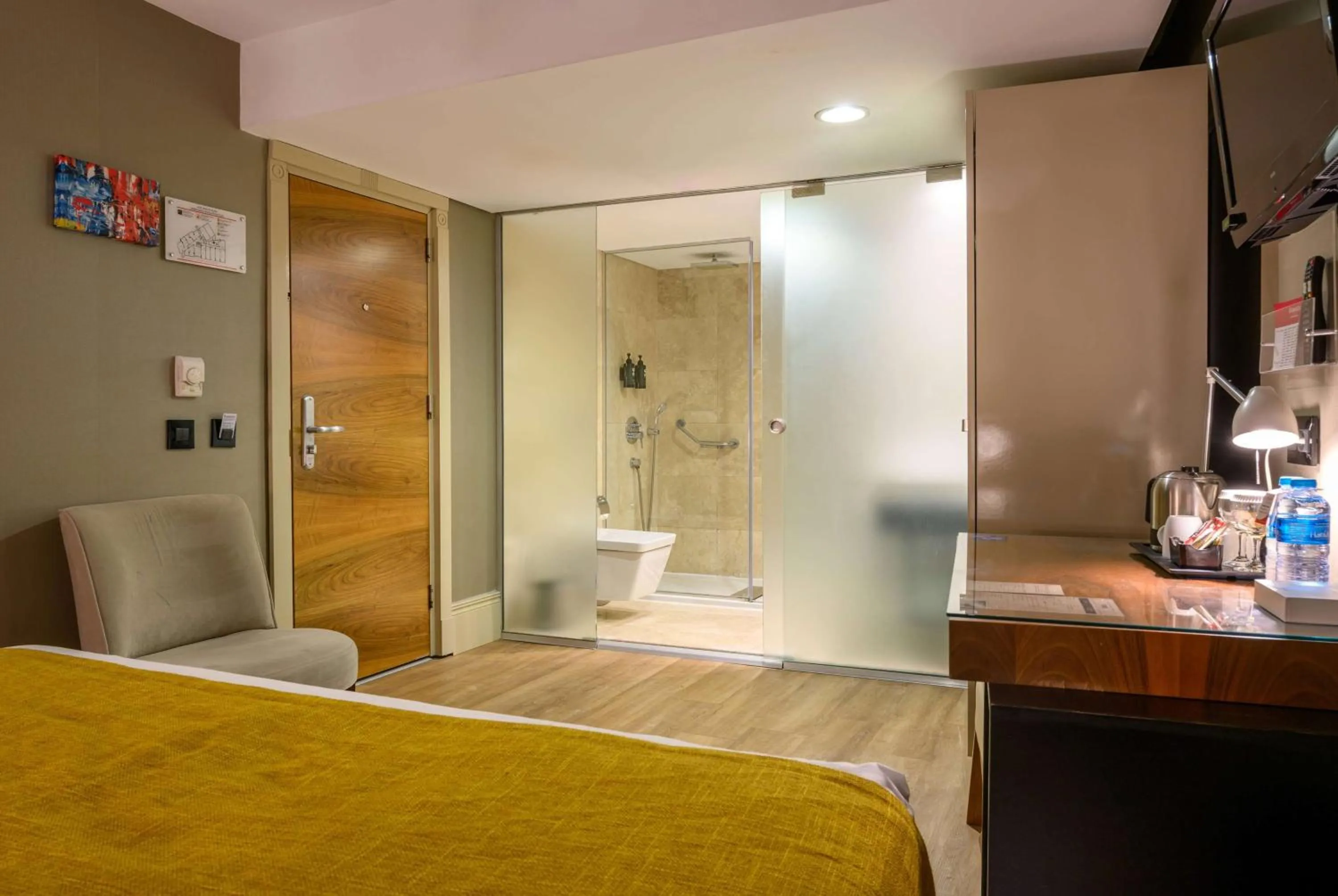 Photo of the whole room, Bed in Ramada by Wyndham Istanbul Grand Bazaar