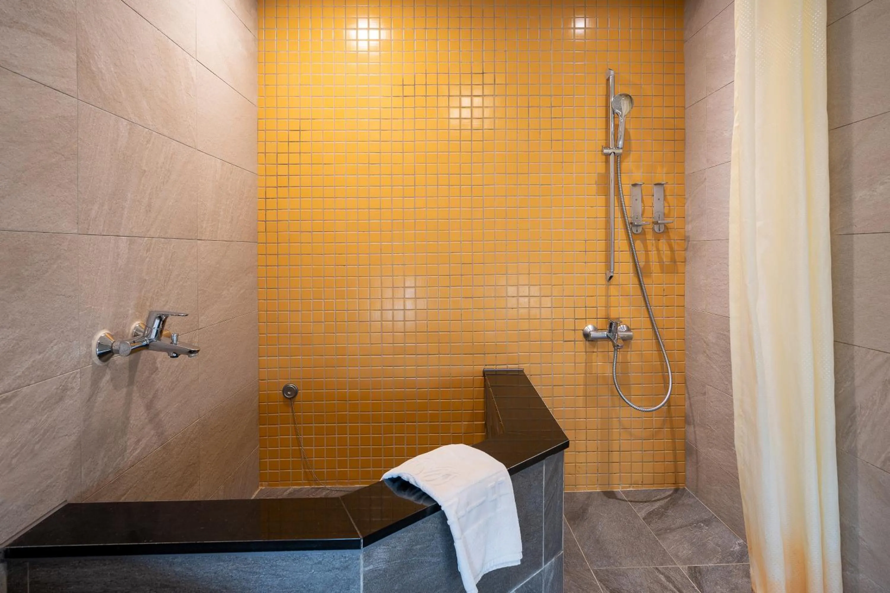 Shower in CHECK inn Express Taichung Yizhong