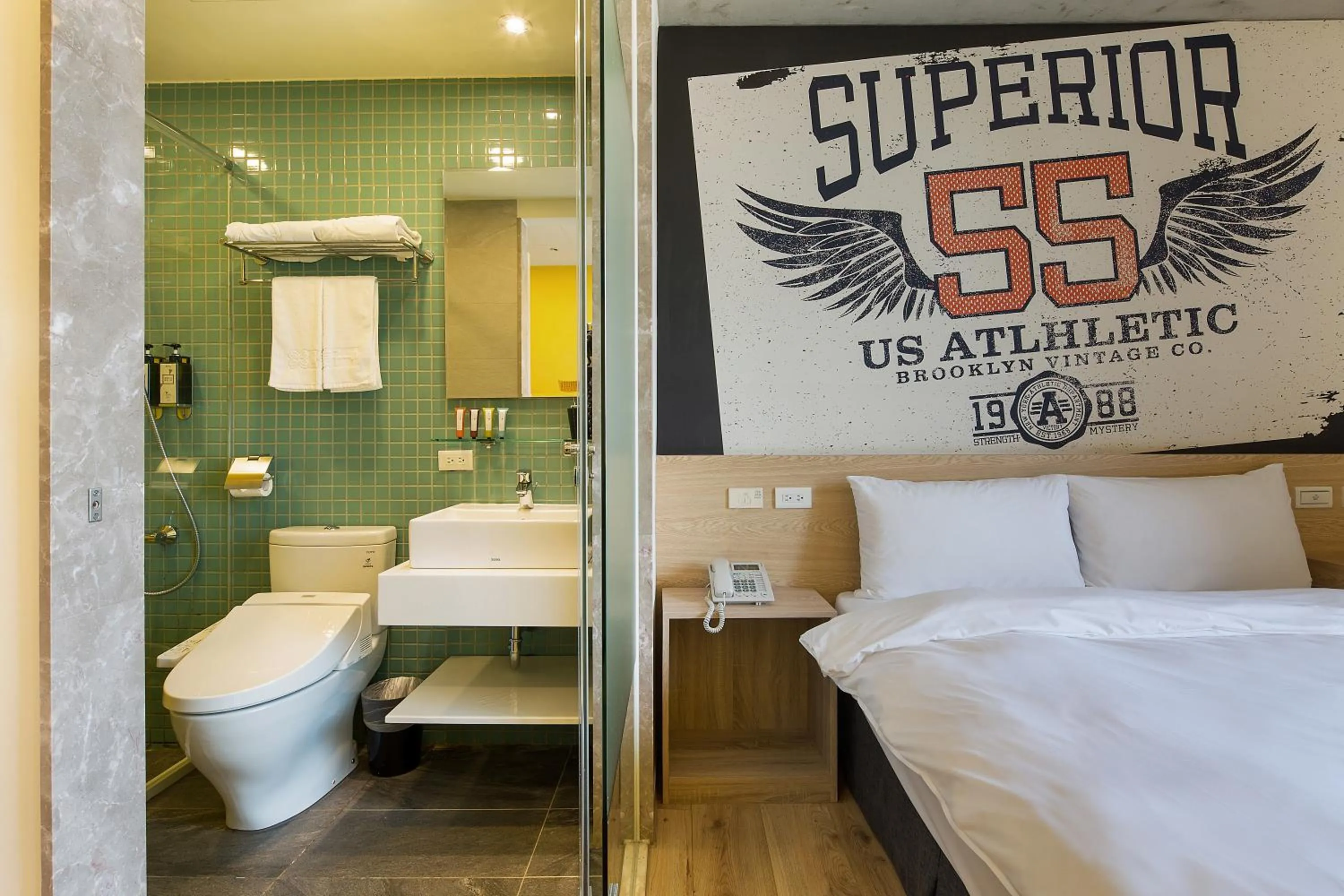 Bathroom, Bed in CHECK inn Express Taichung Yizhong