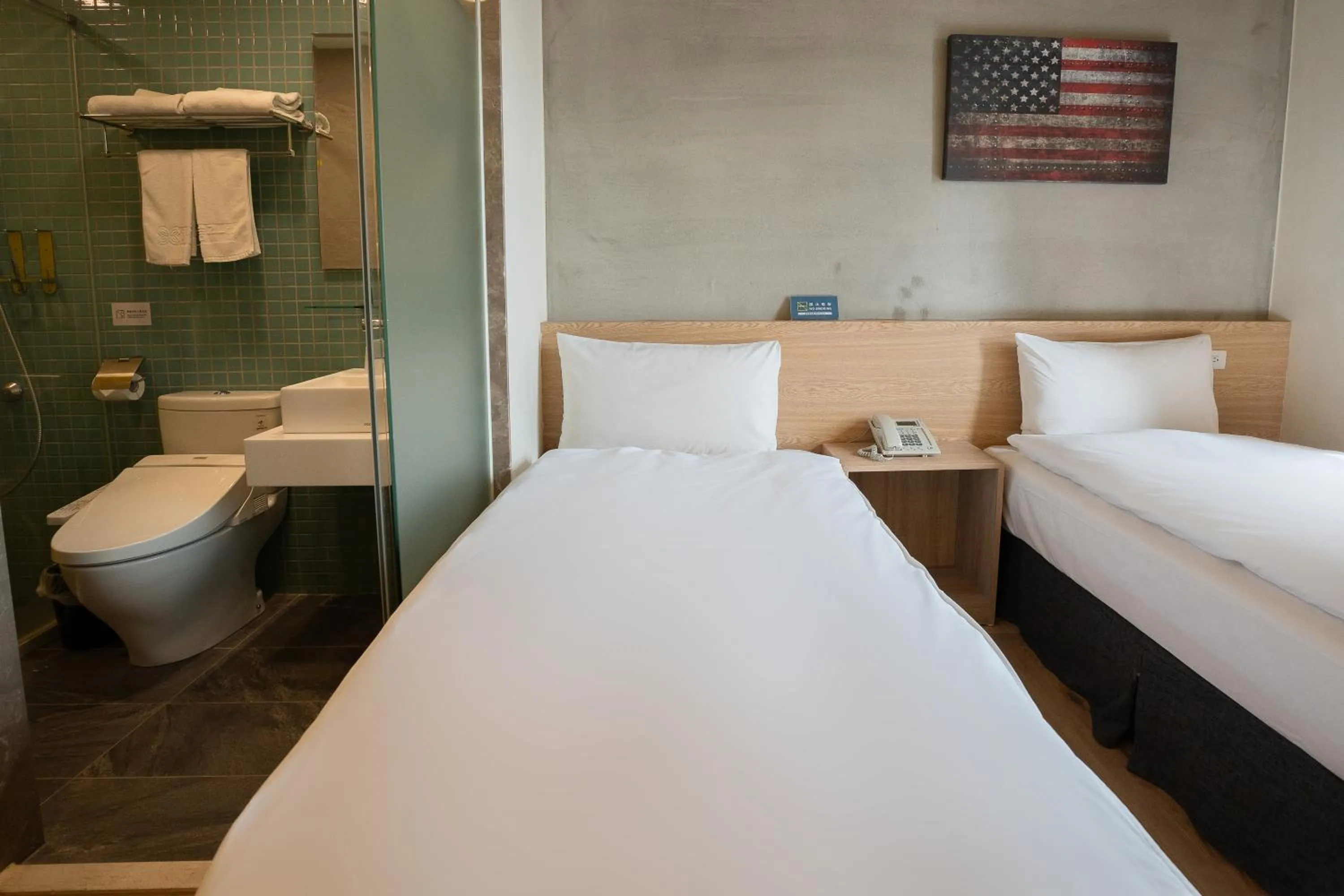 Shower, Bed in CHECK inn Express Taichung Yizhong