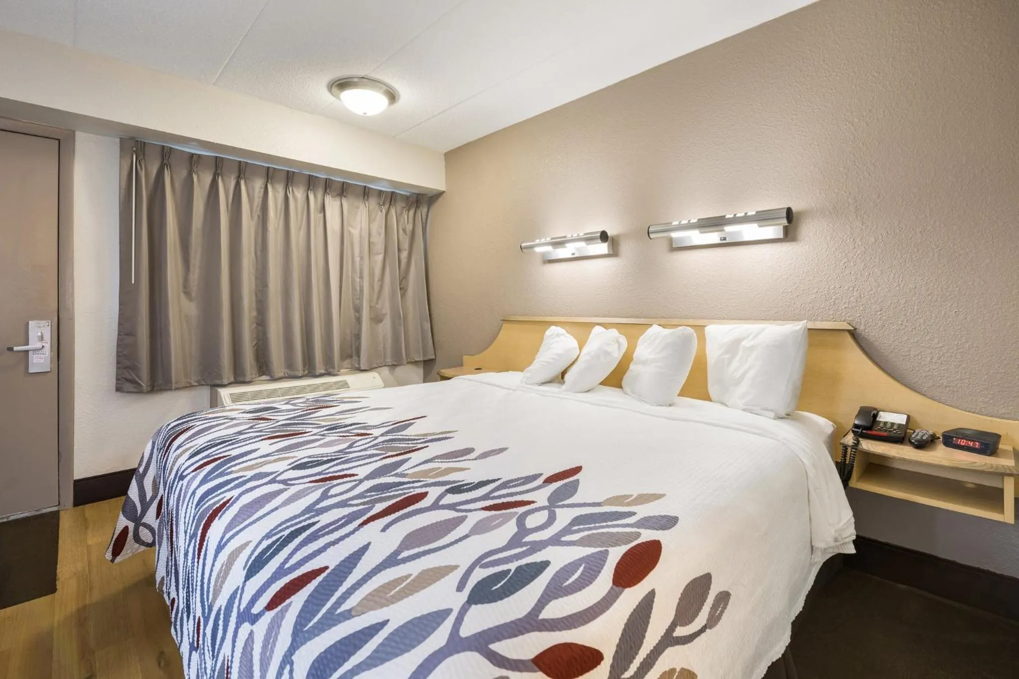 Photo of the whole room, Bed in Red Roof Inn Rockford East - Casino District