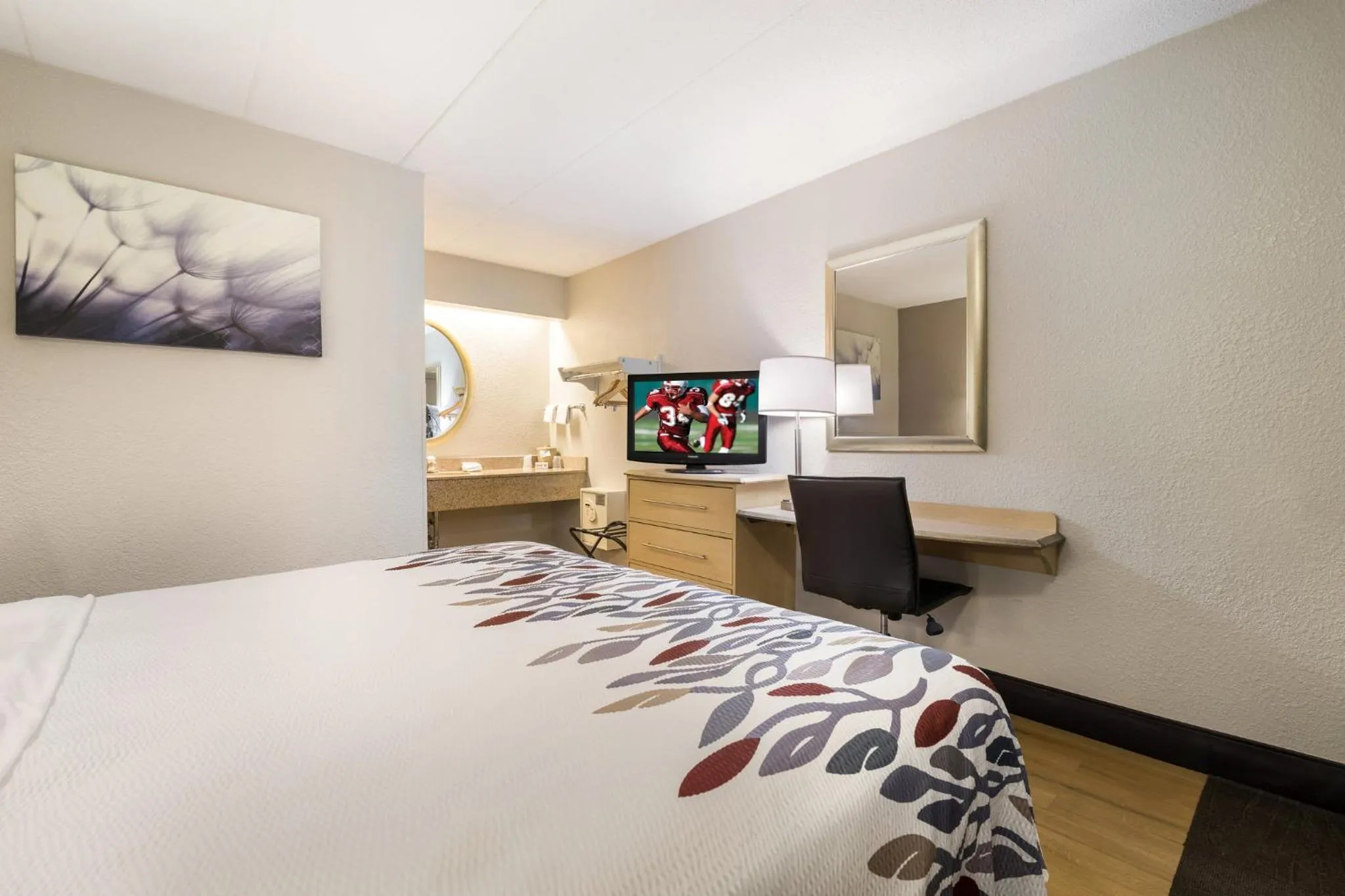 Photo of the whole room, Bed in Red Roof Inn Rockford East - Casino District