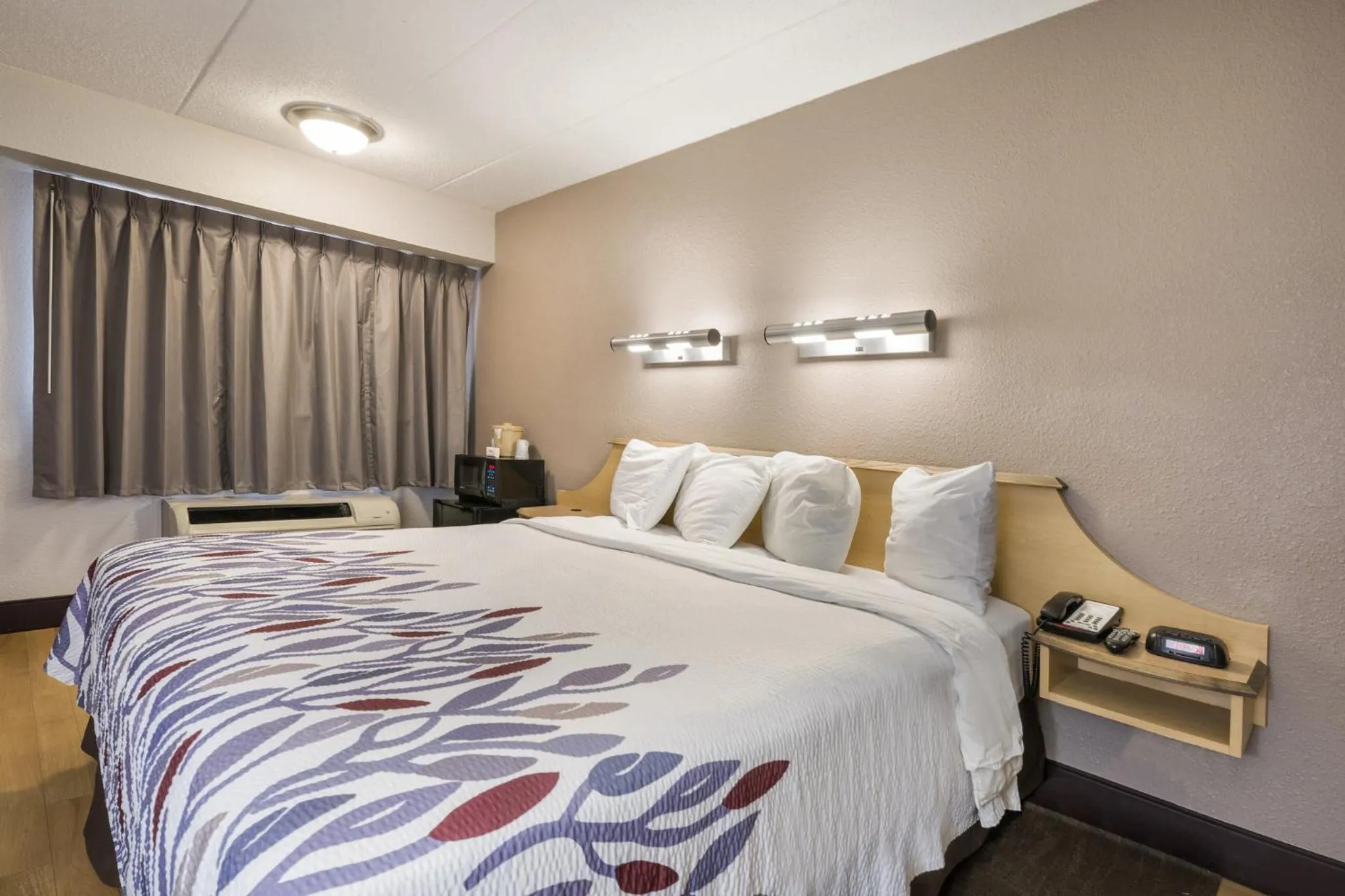 Bedroom, Bed in Red Roof Inn Rockford East - Casino District