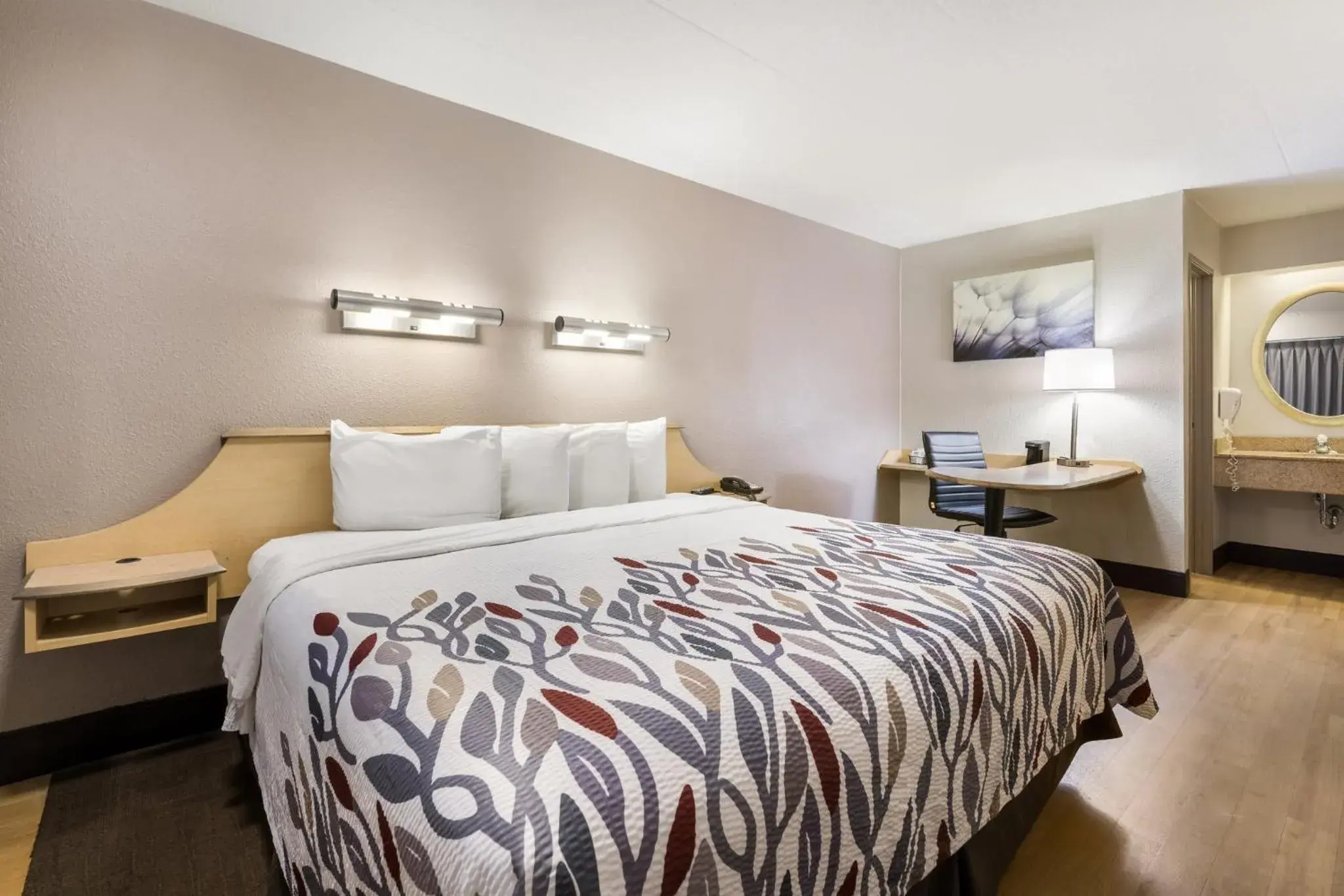 Superior King Room Smoke Free in Red Roof Inn Rockford East - Casino District Superior King Room Smoke Free in Red Roof Inn Rockford East - Casino District