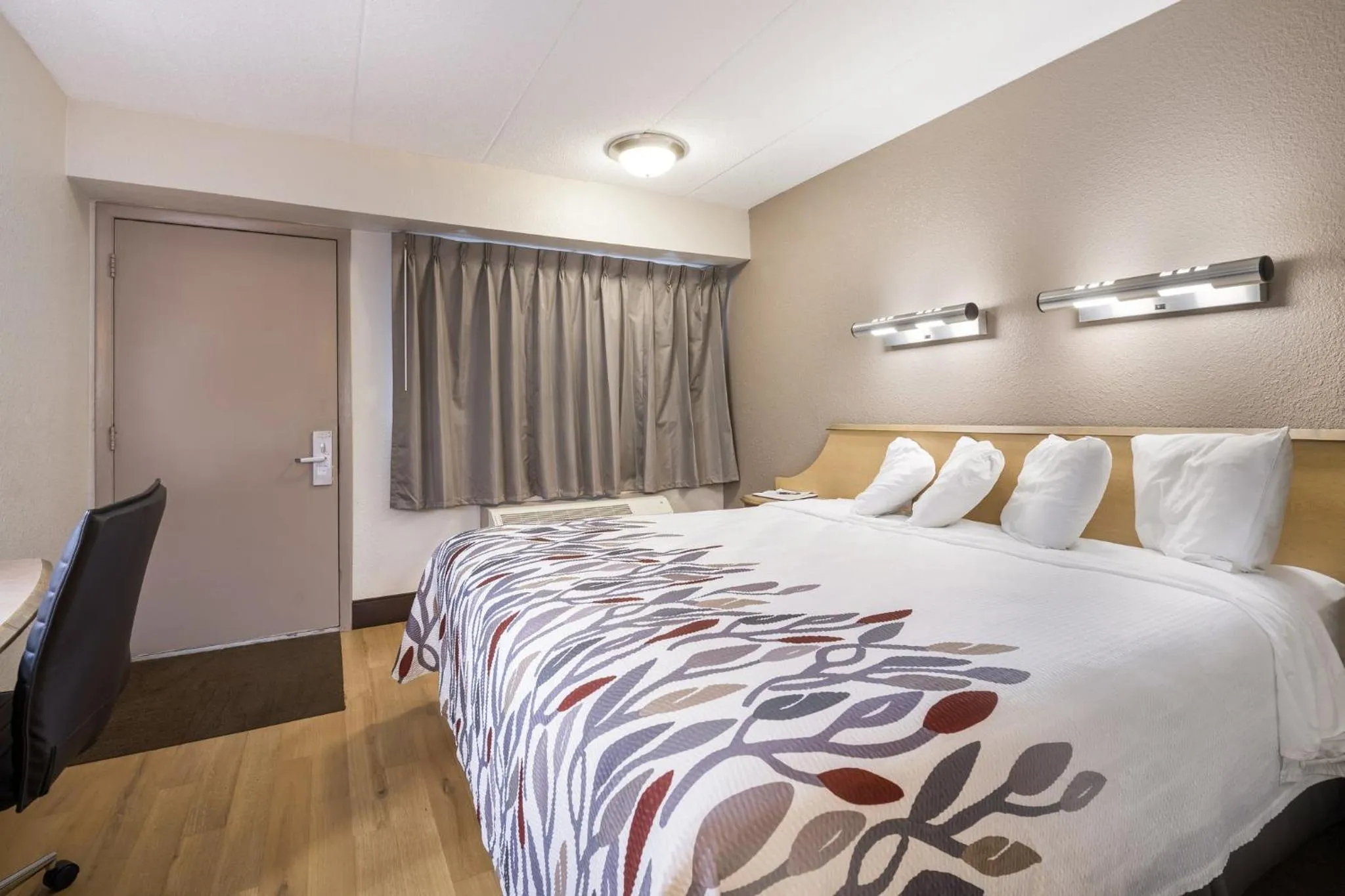 Photo of the whole room, Bed in Red Roof Inn Rockford East - Casino District