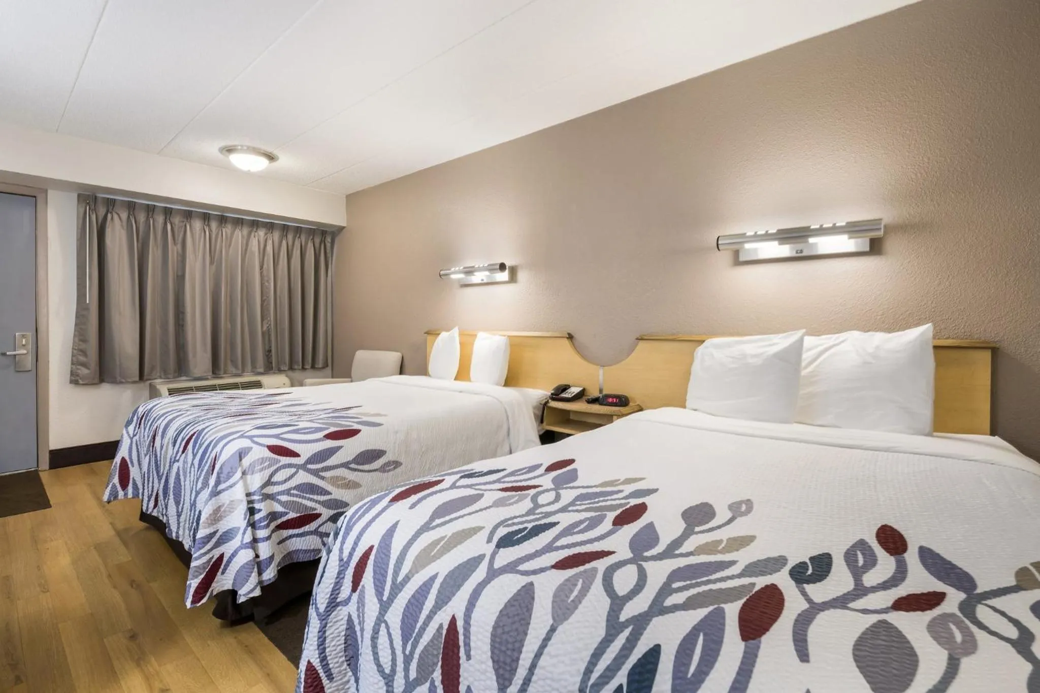 Bedroom, Bed in Red Roof Inn Rockford East - Casino District