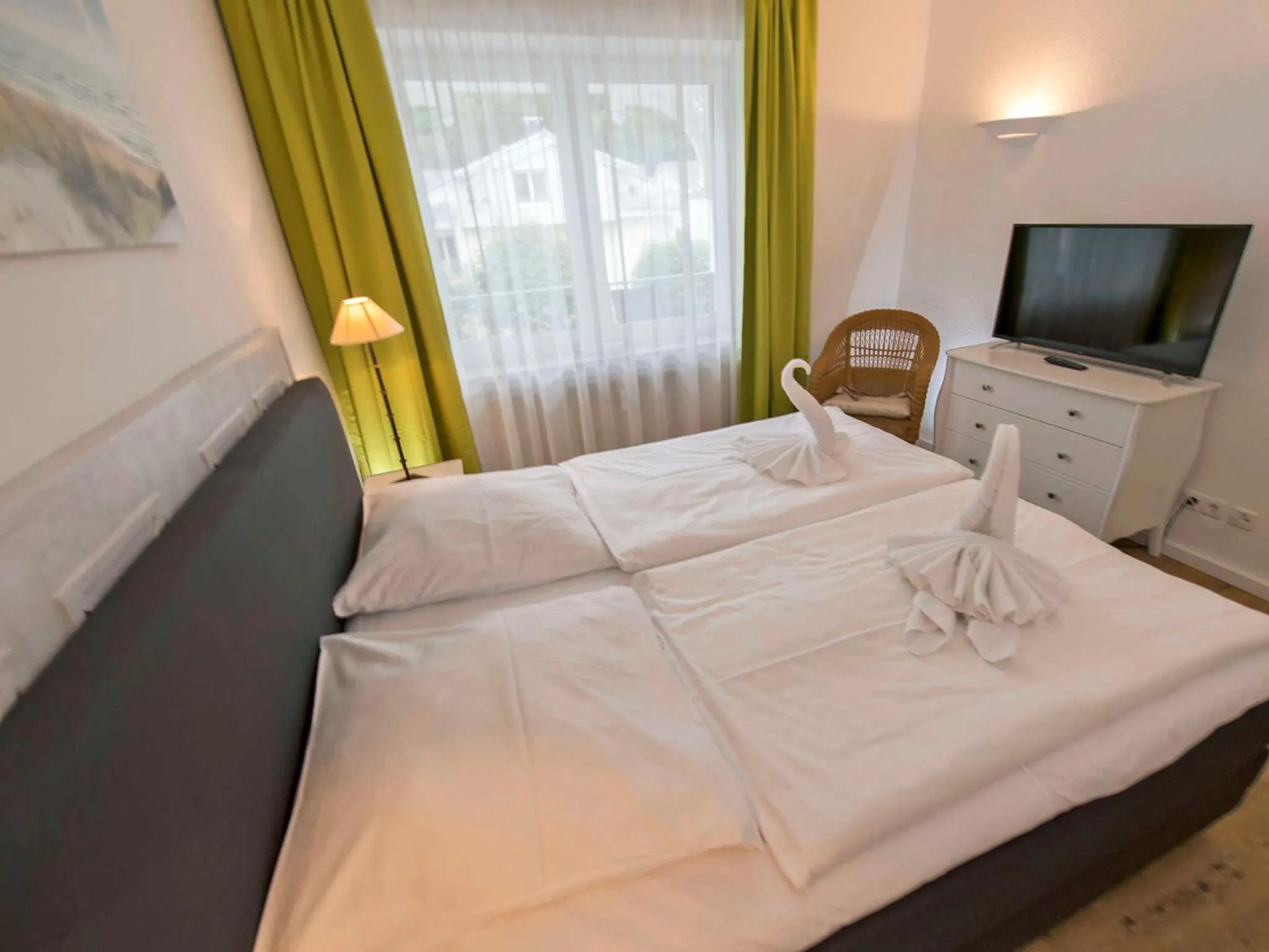 Photo of the whole room, Bed in Villa Freia in Binz - WG 11 mit Meerblick und Balkon