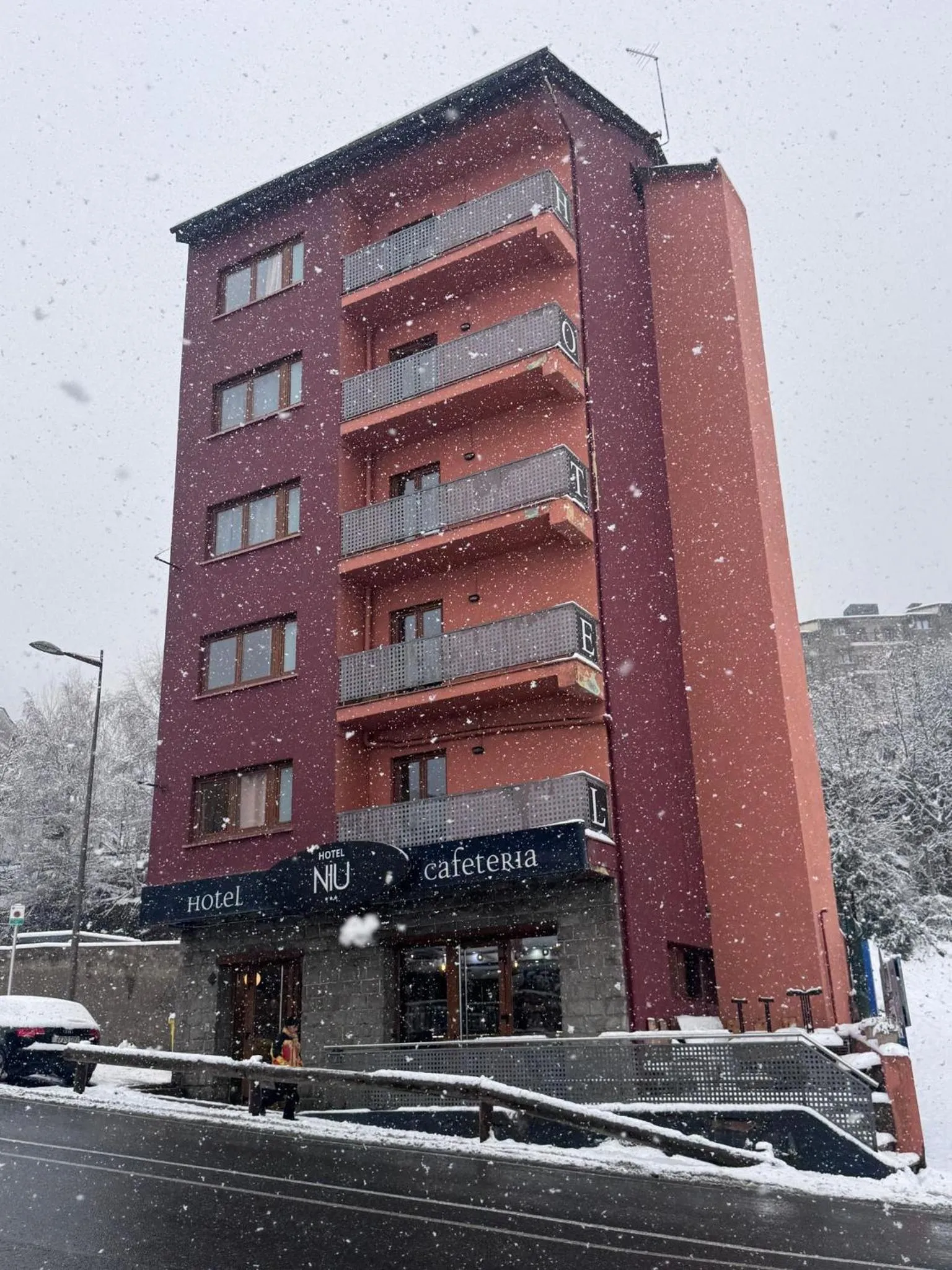 Hotel NIU a 50 m del Funicamp