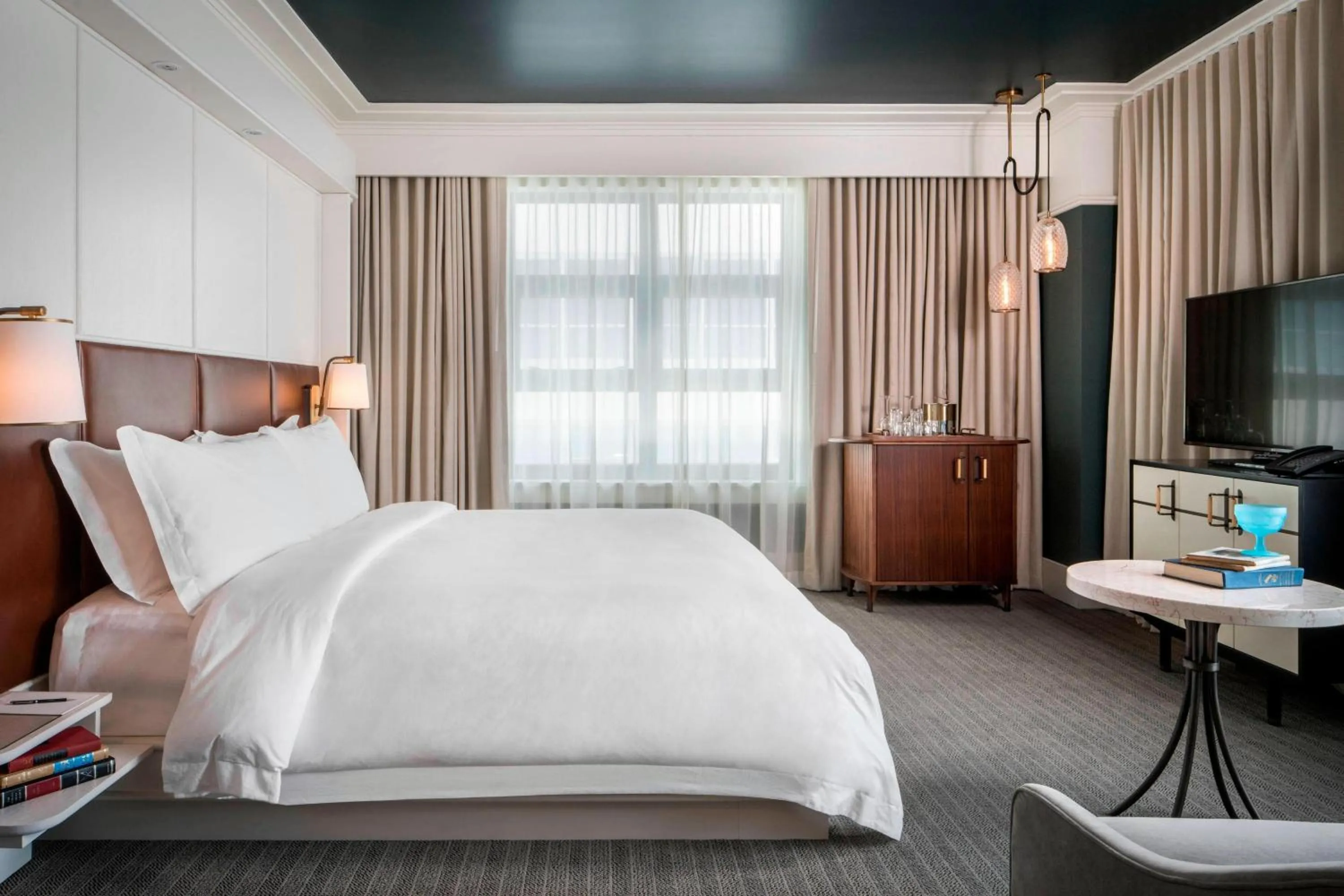 Photo of the whole room, Bed in Perry Lane Hotel, a Luxury Collection Hotel, Savannah