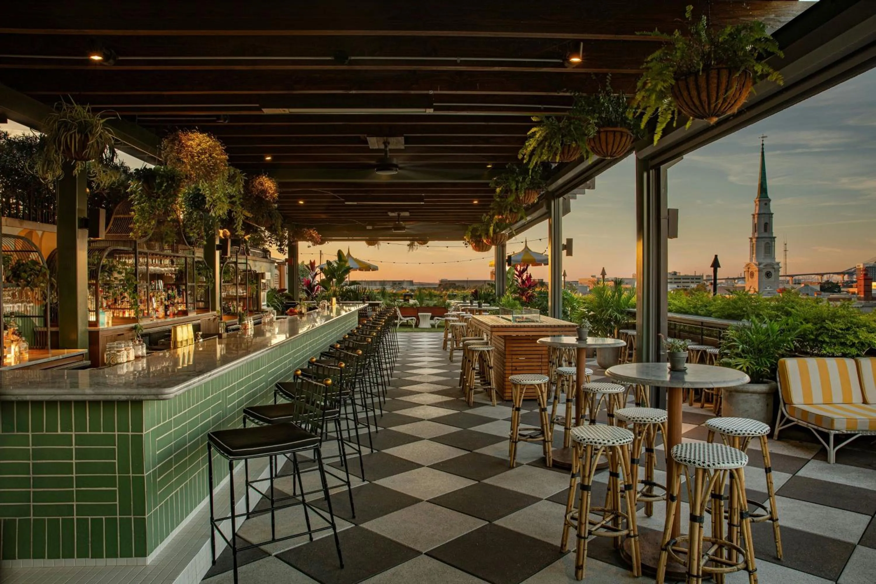 Lounge or bar in Perry Lane Hotel, a Luxury Collection Hotel, Savannah