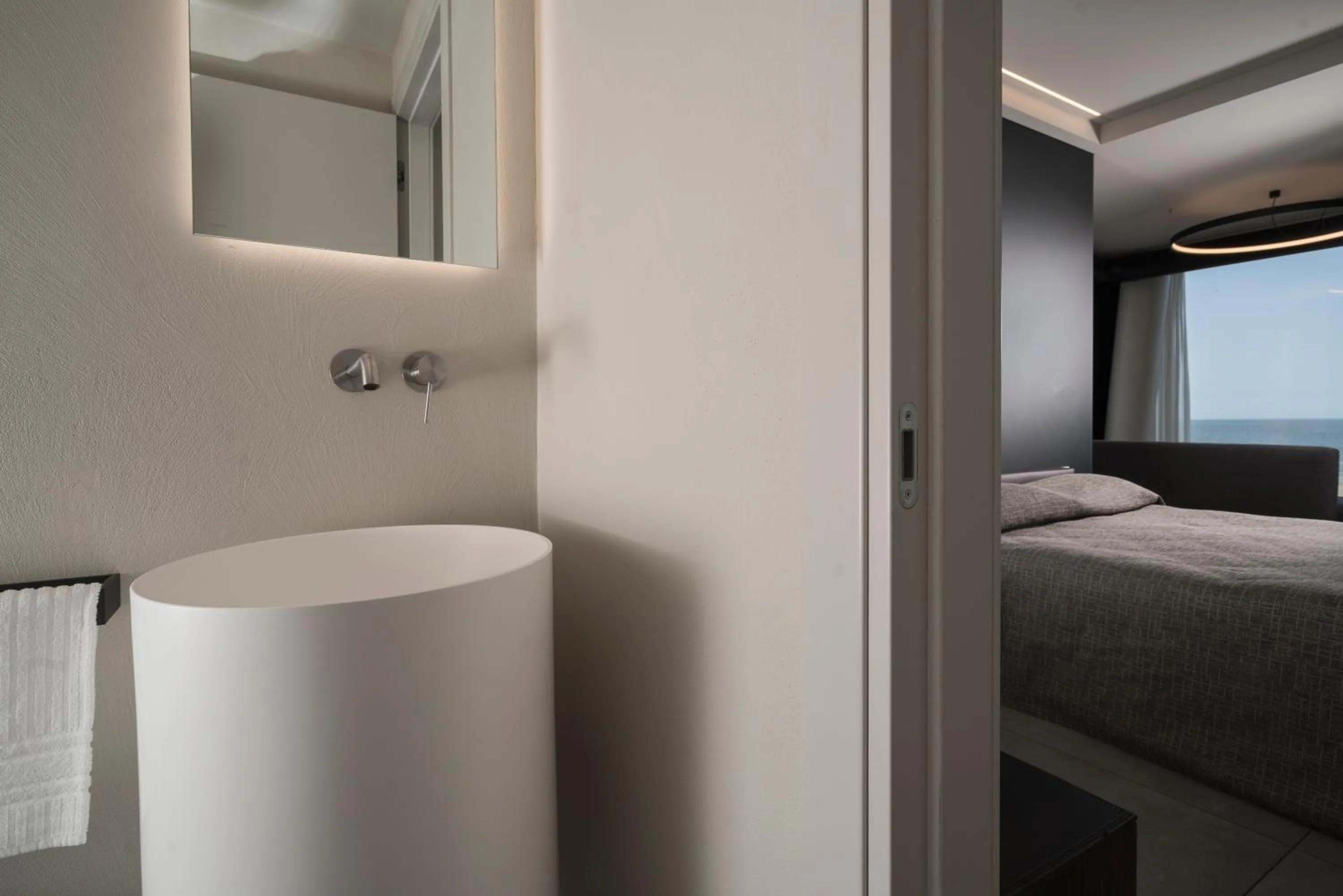 Bathroom, Bed in Hotel Commodore