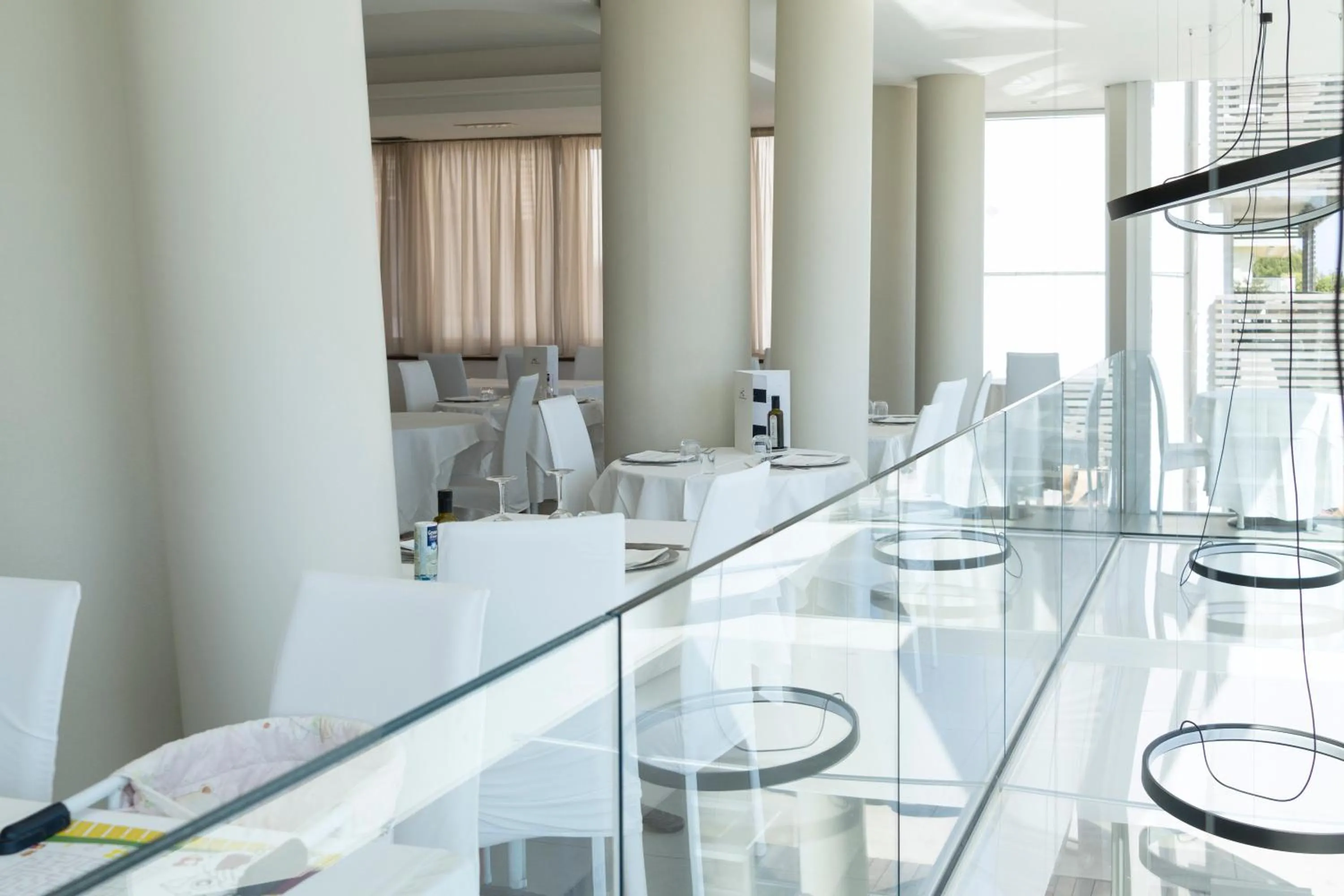 Restaurant/places to eat in Hotel Commodore