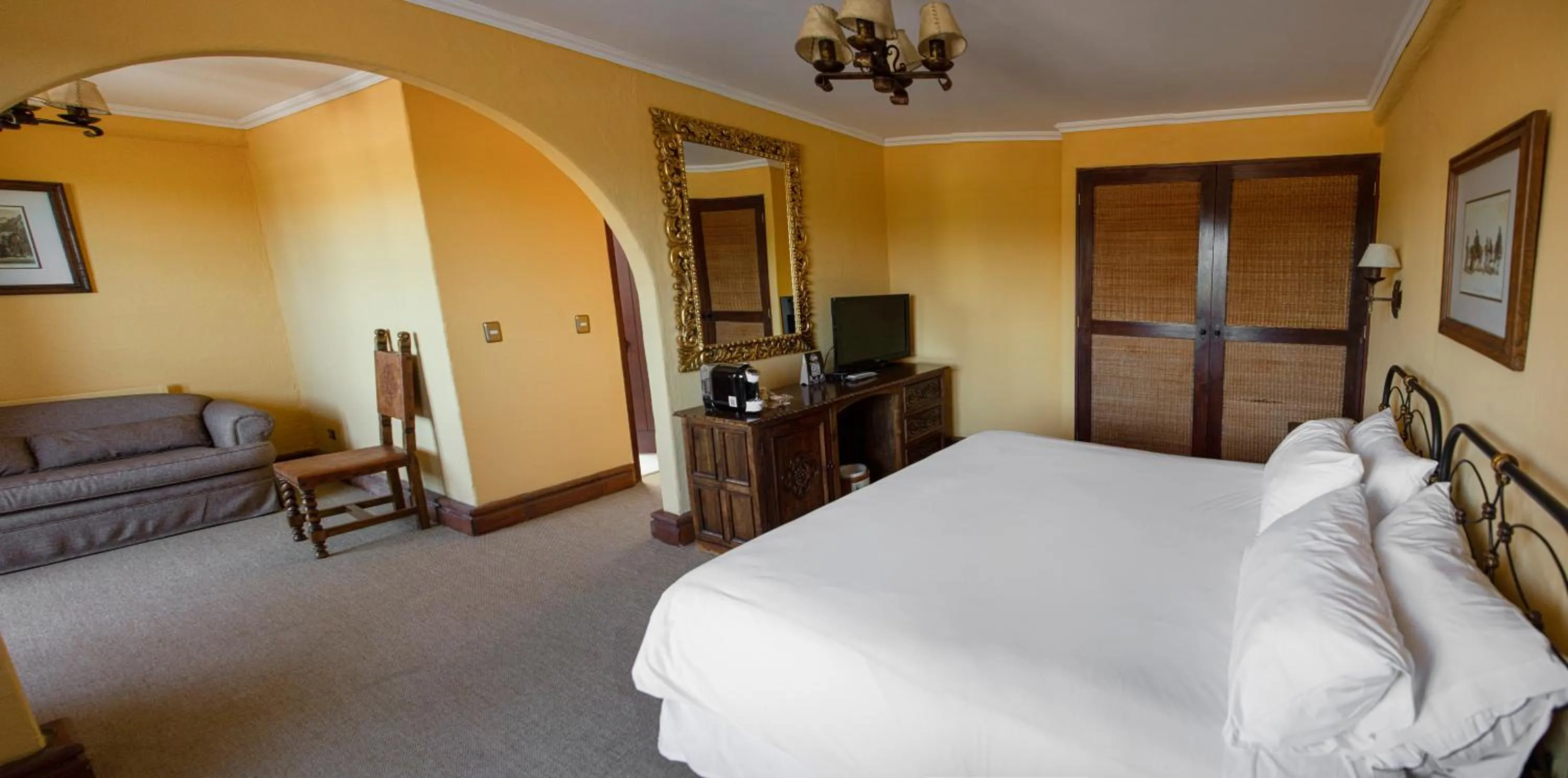 Photo of the whole room, Bed in Hotel Santa Cruz Plaza