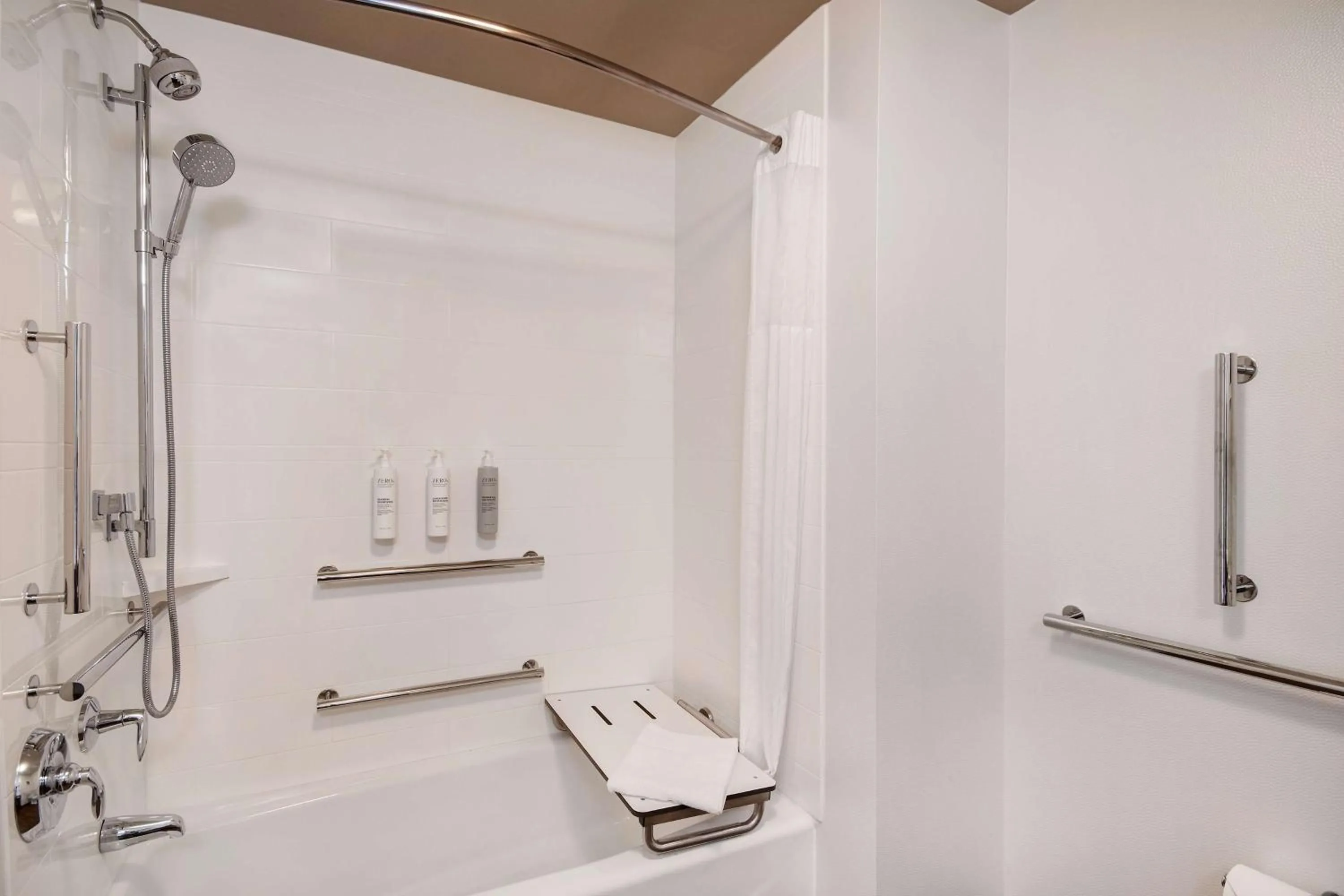 Bathroom in Hampton Inn Livonia Detroit