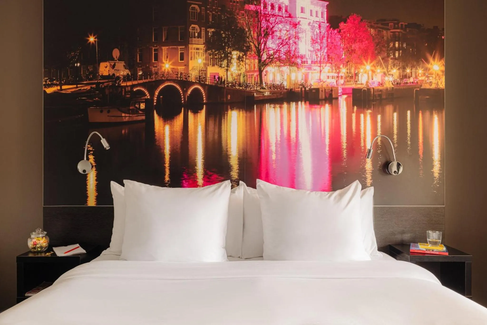 Photo of the whole room, Bed in The Manor Amsterdam