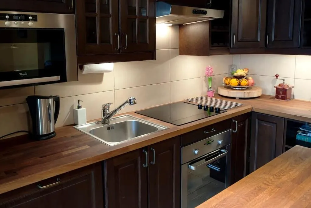 Kitchen or kitchenette in Trinity Apartment