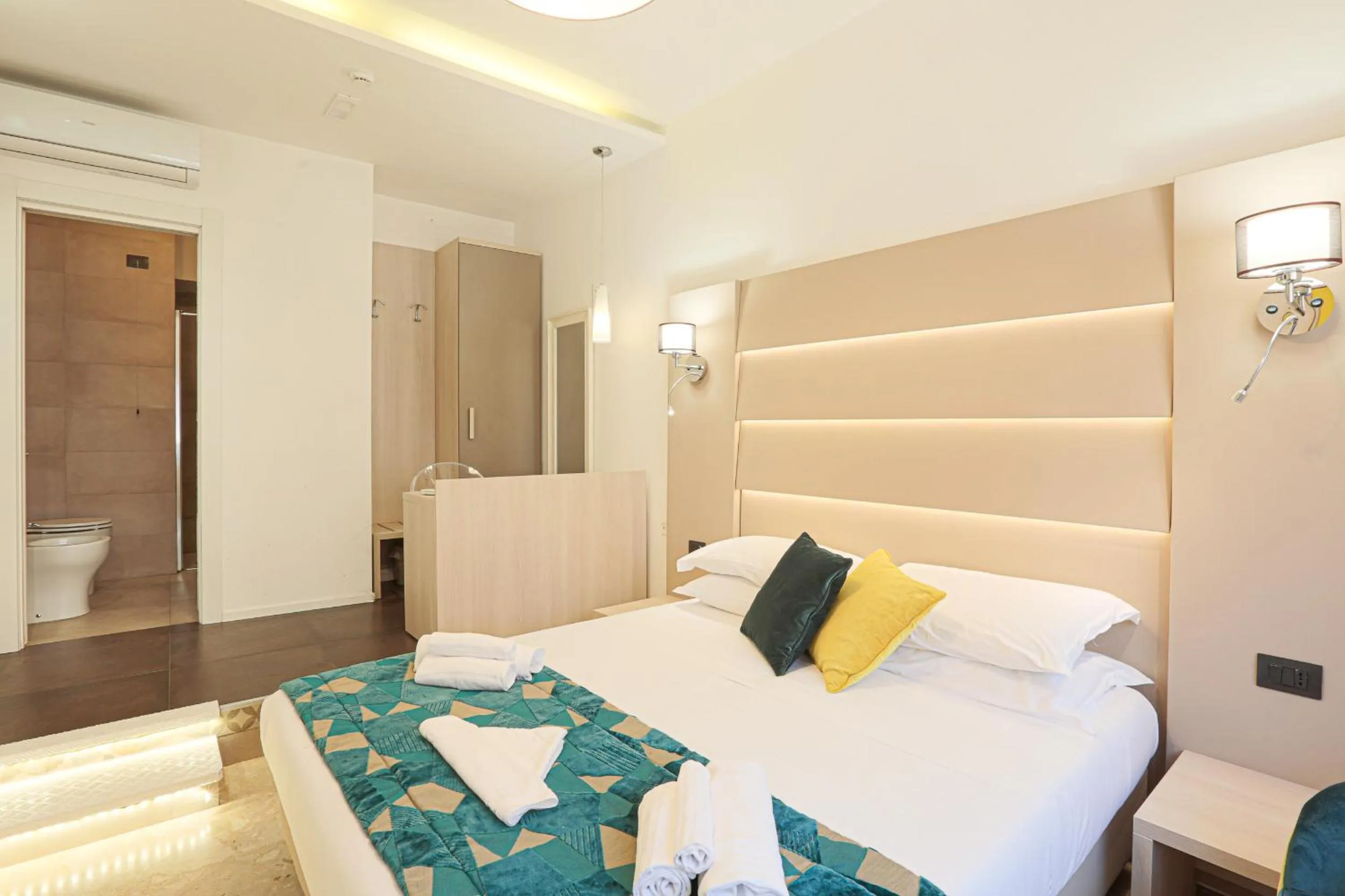 Photo of the whole room, Bed in DaVinci Relais Guest House