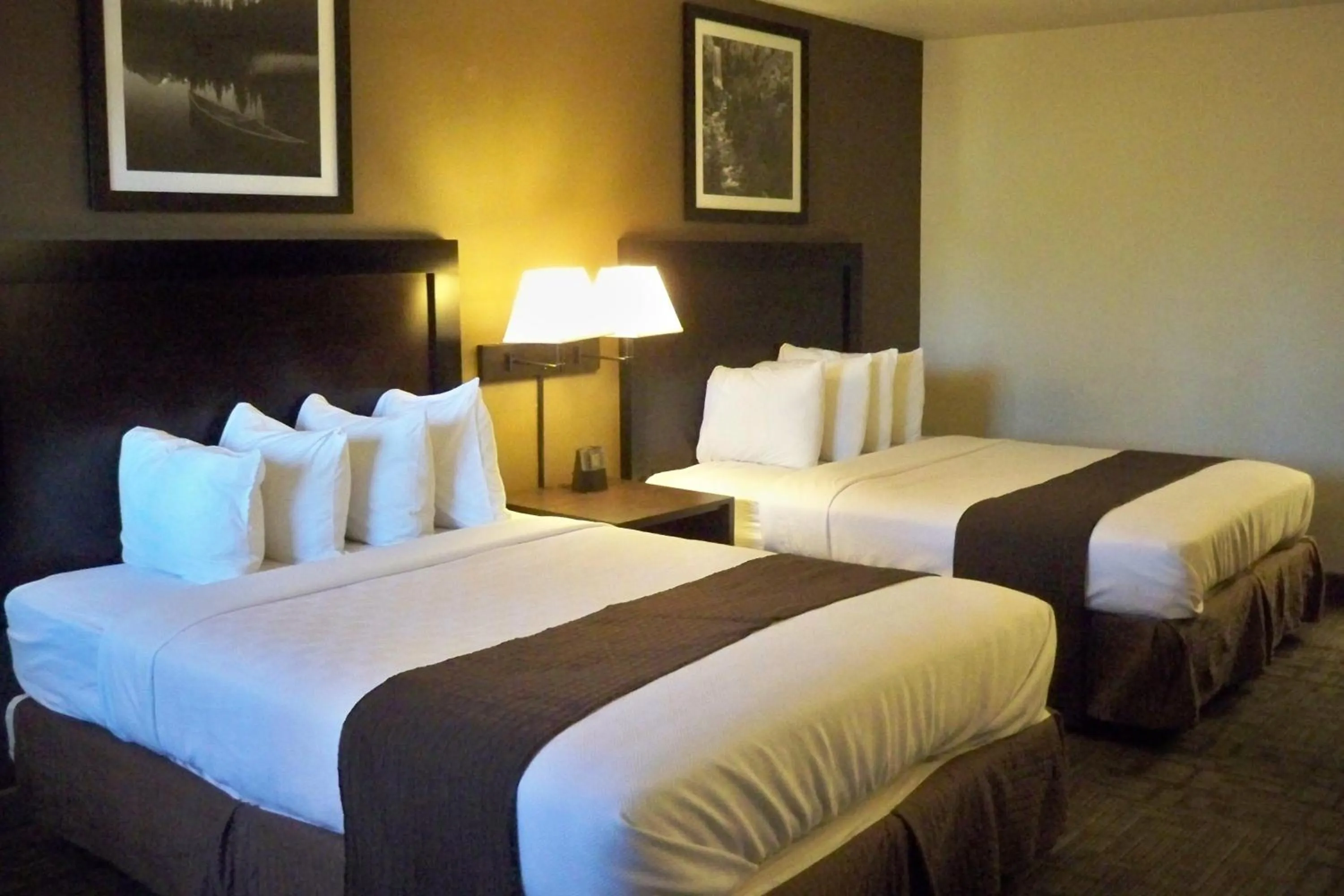 Bed in Sugarloaf Mountain Motel