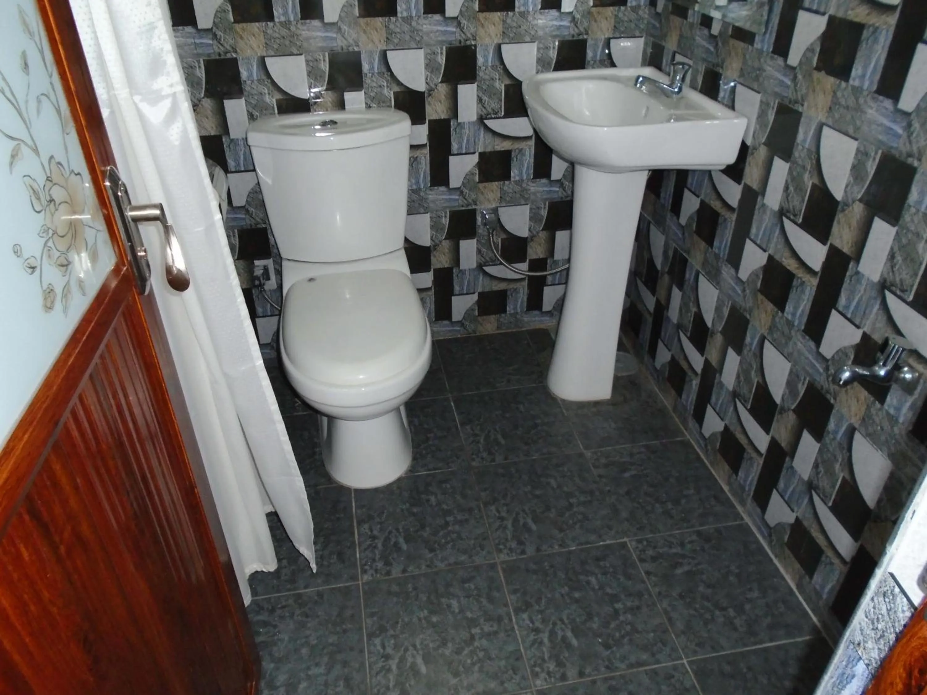 Toilet in Kandy Mountain Cottage