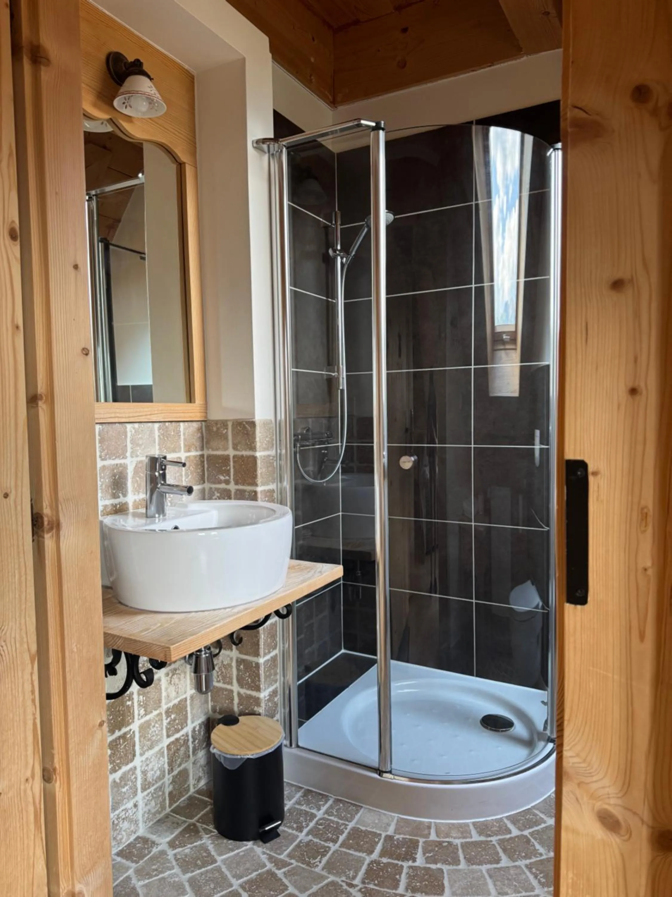 Shower in Villa Miodula- zwierzęta akceptowane bezpłatnie, bezpośredni widok na góry, parking w cenie!