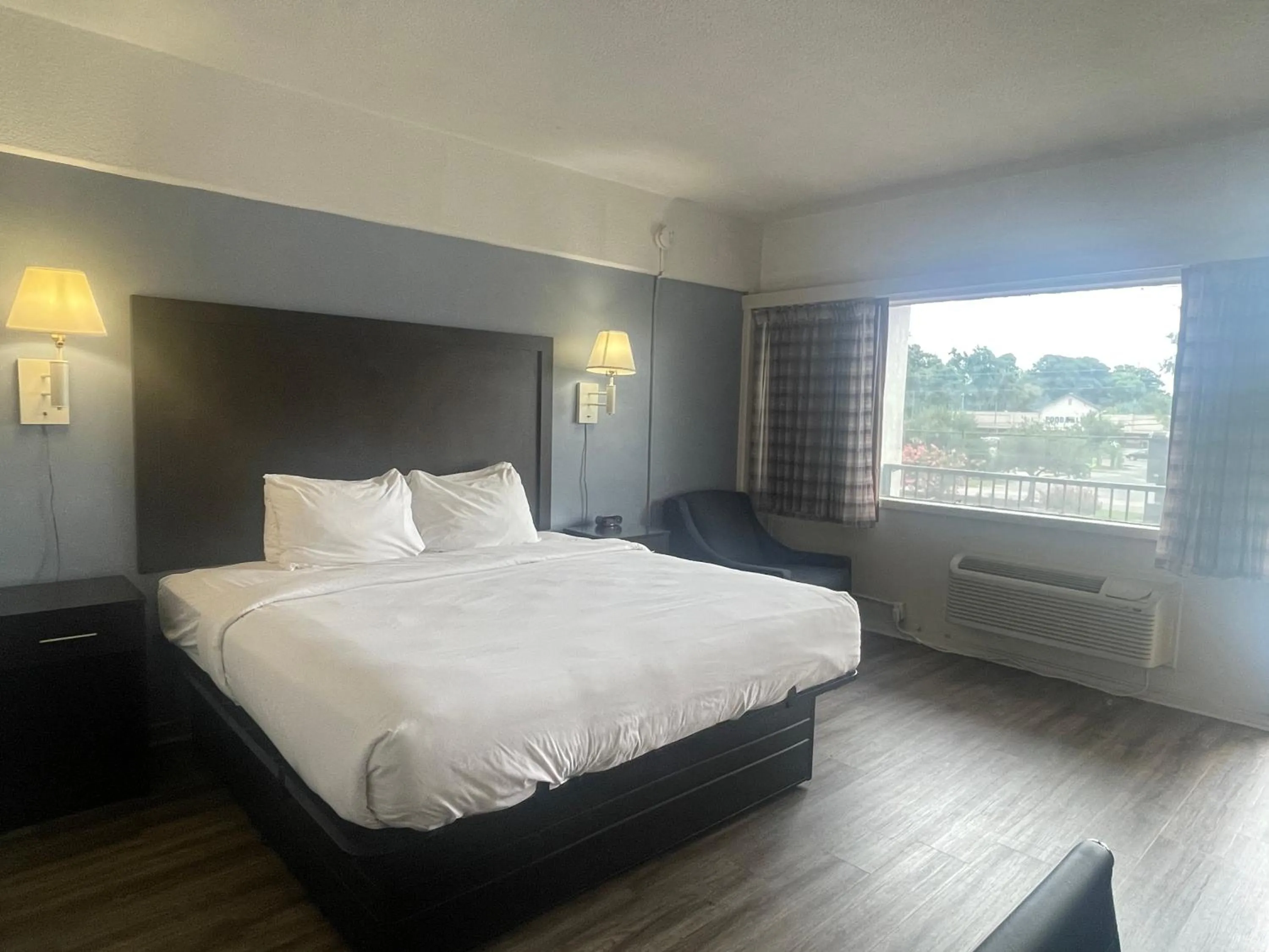 Bed in Motel 6 Norfolk, VA East Little Creek