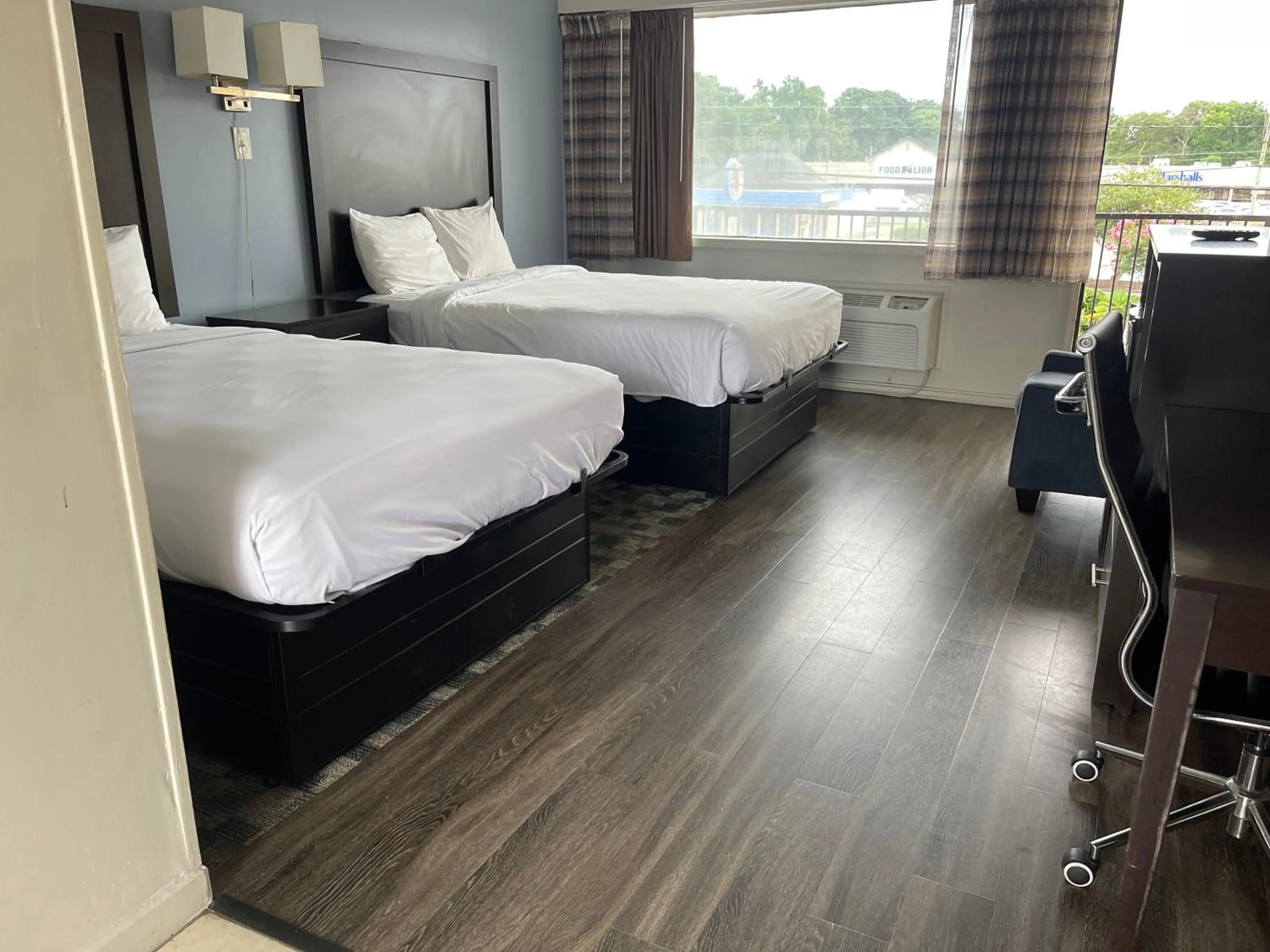 Bed in Motel 6 Norfolk, VA East Little Creek