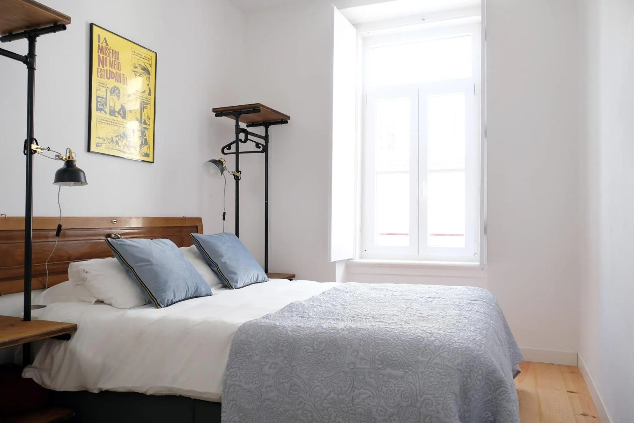 Photo of the whole room, Bed in Lisbon Poets Inn